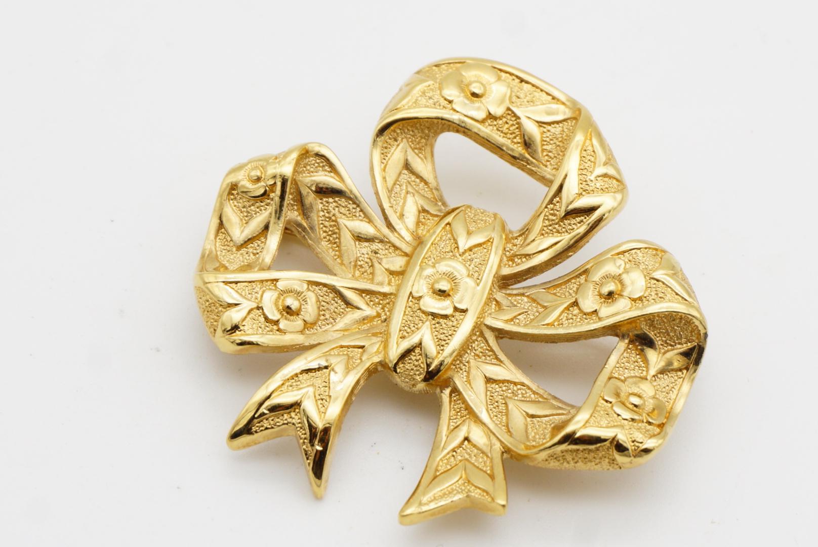 Burberrys London Vintage 1990s Large Bow Ribbon Relief Flower Leaf Gold Brooch For Sale 4