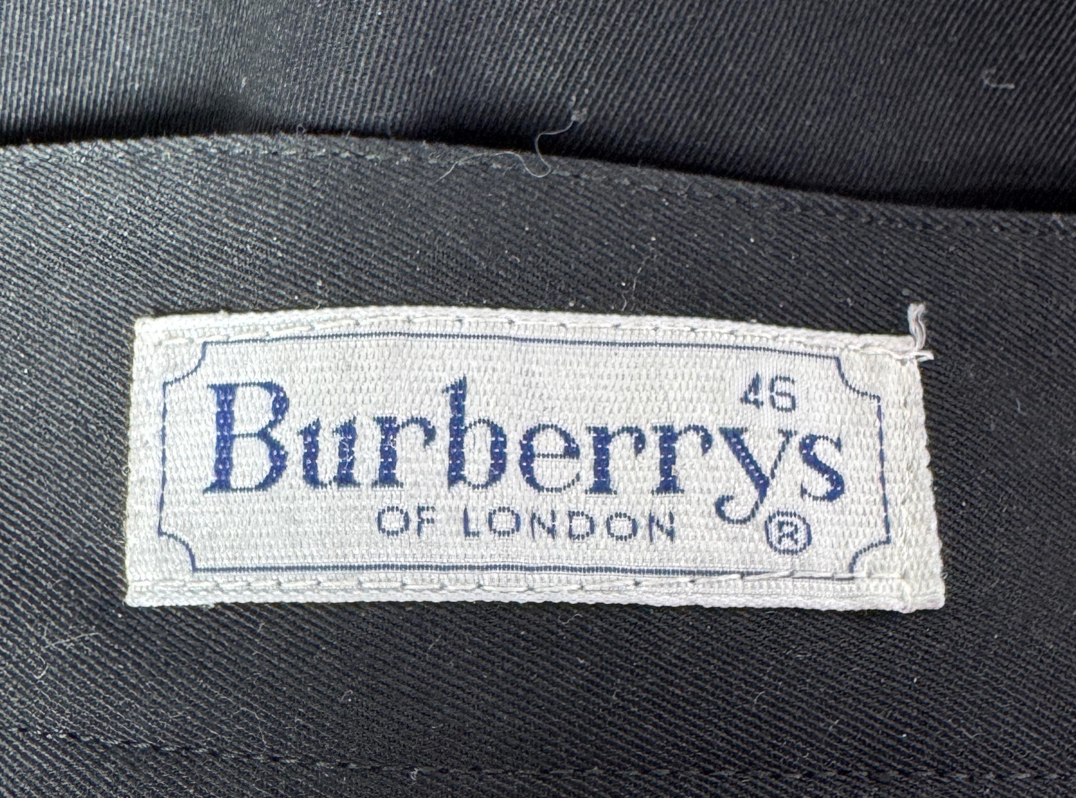 Falda Burberrys vintage negra con cinturón metálico en venta 3