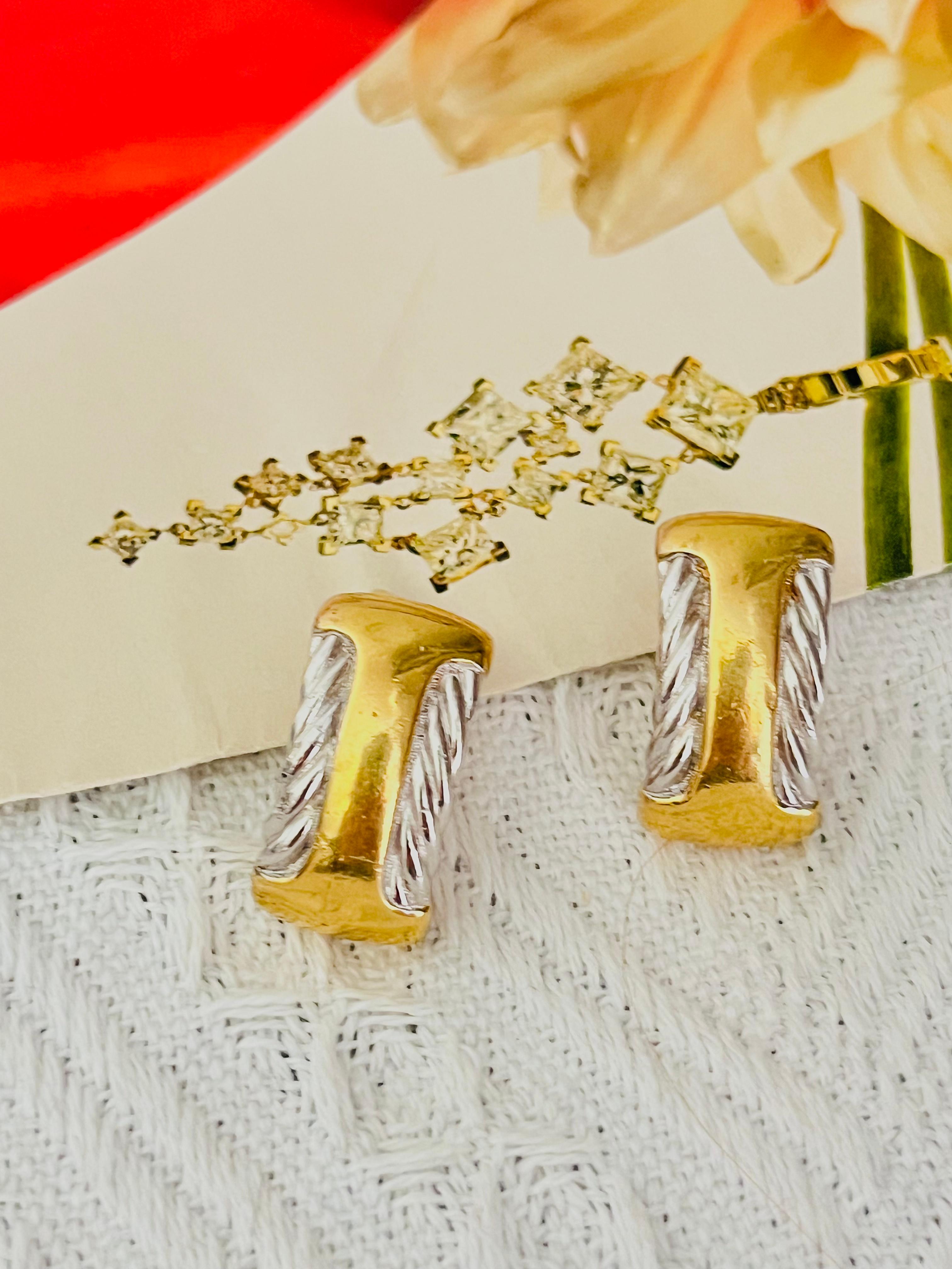 Burberry's Vintage 1980s Unisex Rectangle Silver Rope Half Hoop Semi Dome Modernist Clip Earrings, Gold Plated

Good condition. Light scotches or colour loss, still good to wear.  100% Genuine.

Material: Gold plated metal, Silver plated