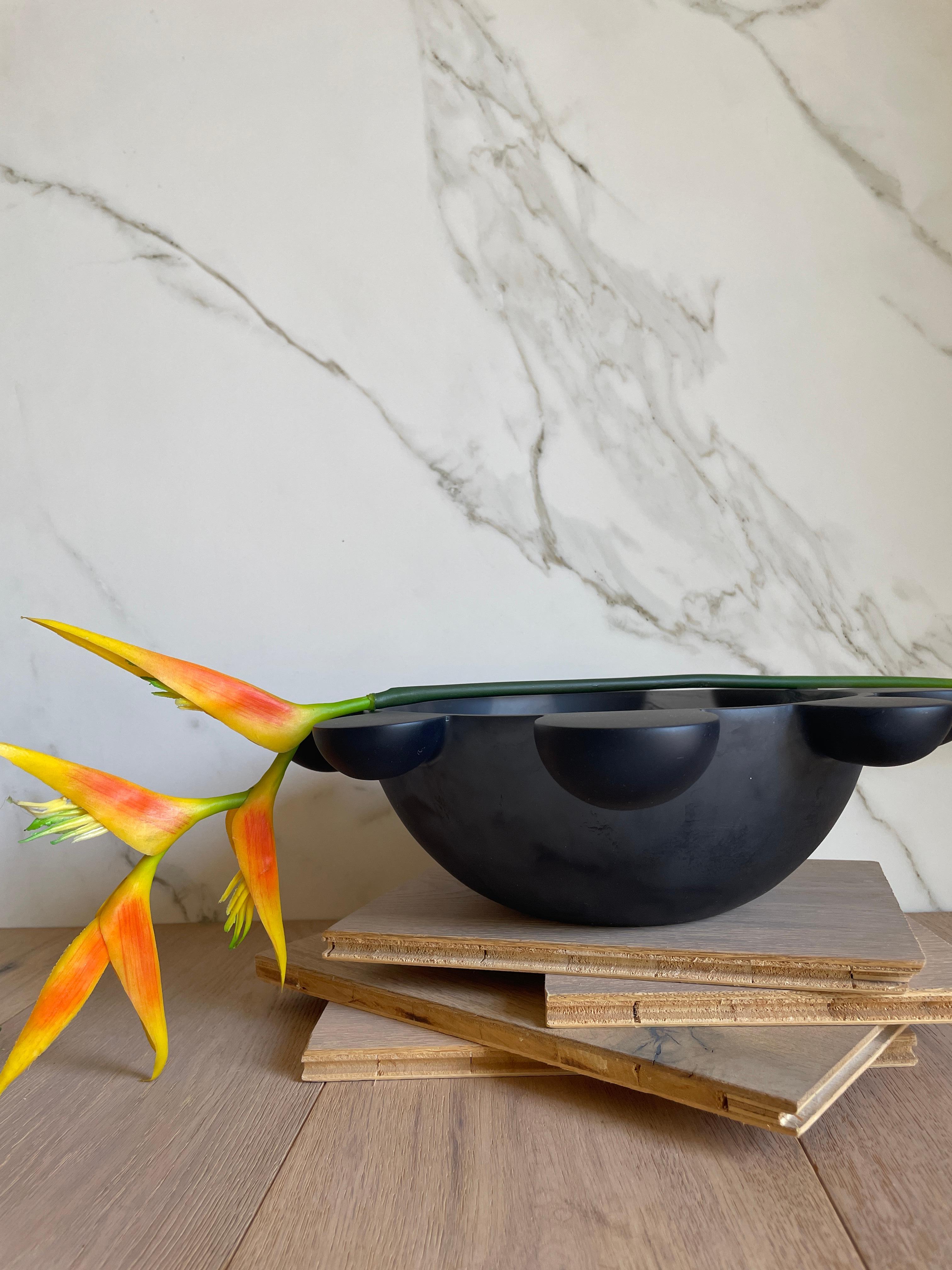 Nuestro cuenco redondo es ideal para sostener fruta, plantas, objetos decorativos, suculentas de imitación y, sobre todo, para llamar la atención de todo el mundo. Puedes tenerlo expuesto en la encimera de la cocina o utilizarlo como centro de mesa