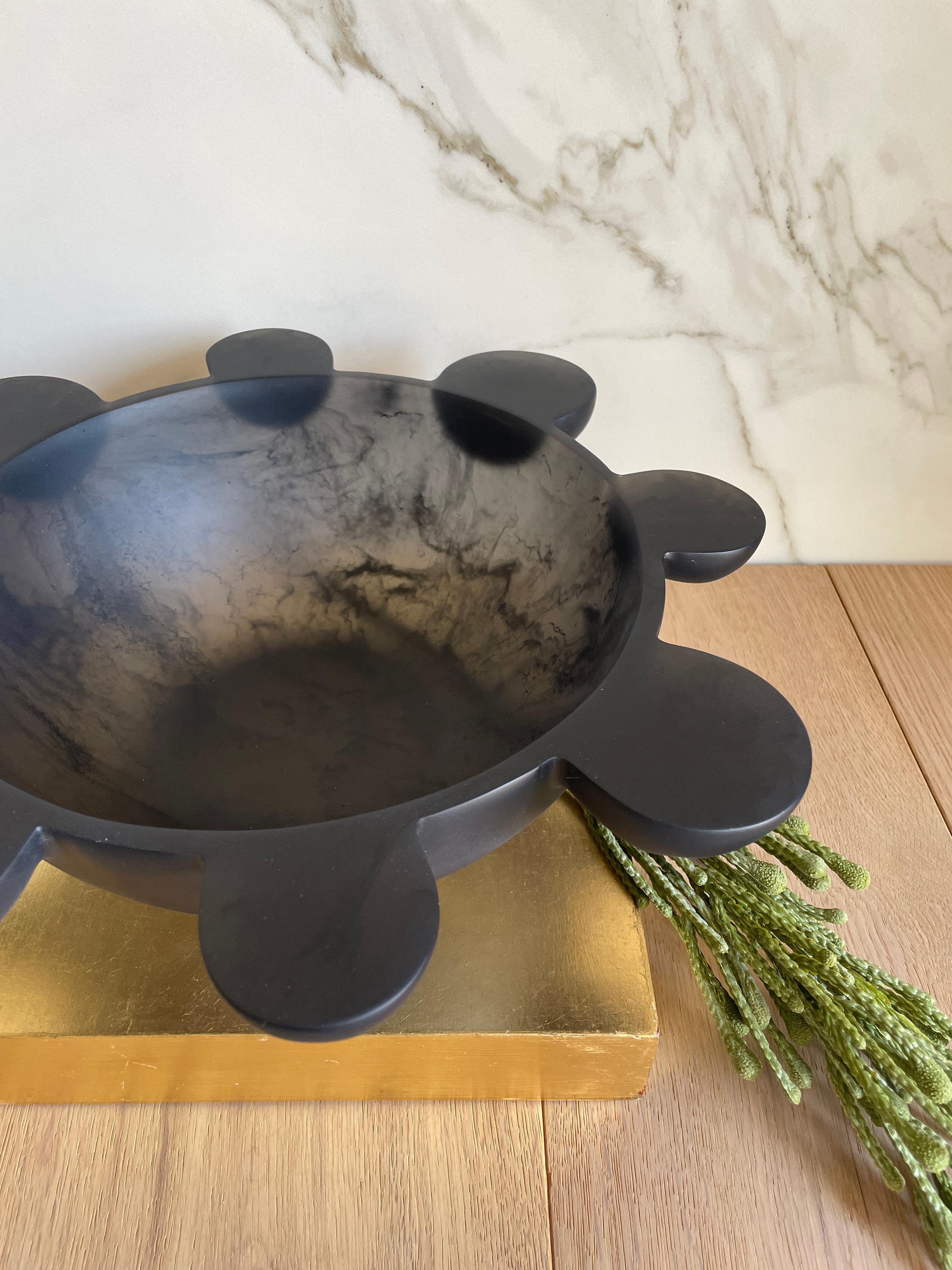 Cuenco Burbuja de resina jaspeada ahumada y negra by Paola Valle Siglo XXI y contemporáneo en venta