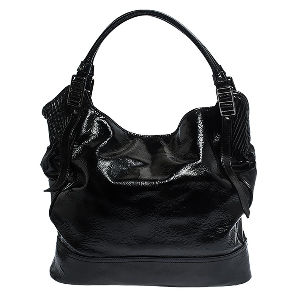 Luxuriously crafted, this Burberry hobo bag is splendid to look at and flaunt this season. This dashing bag in black elevates your style and takes it a notch higher. It is crafted from patent leather, silver-tone hardware, brand logo detail, dual