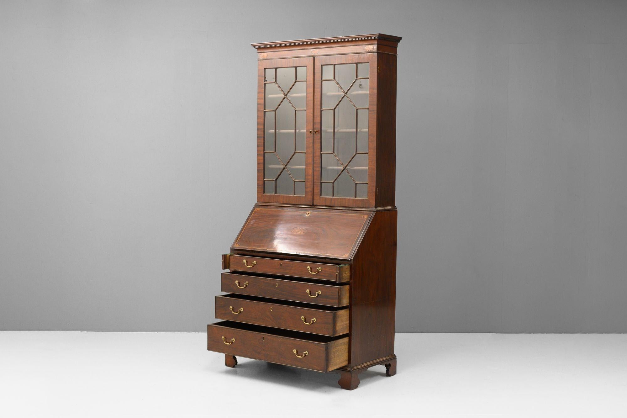 Bureau et bibliothèque en acajou avec portes vitrées astragales. Circa 1780.
H 224cm x L 106cm x P 55cm