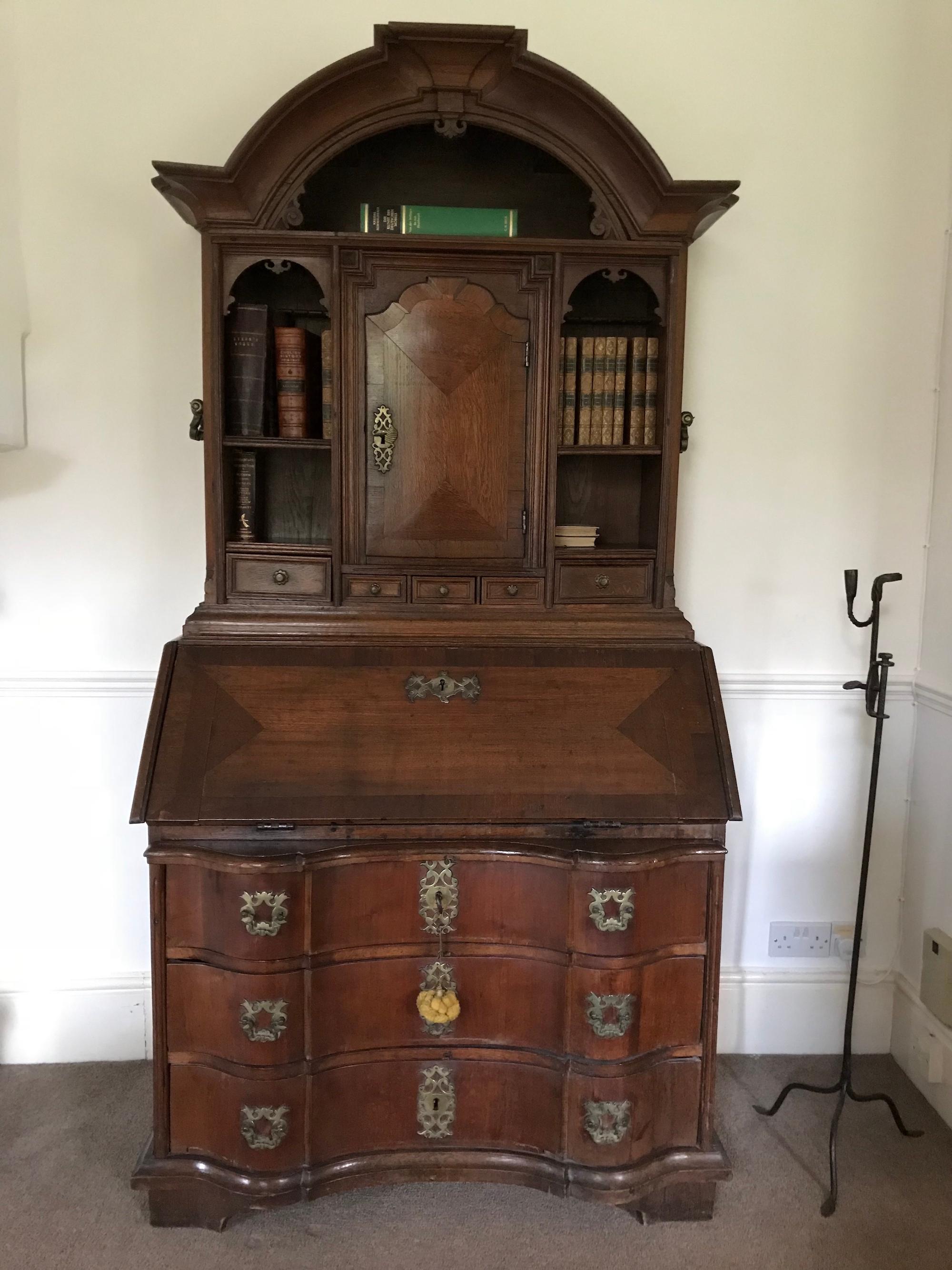 Grande bibliothèque de bureau en chêne allemand du XVIIIe siècle, de qualité muséale, avec une façade en serpentin, des éléments en laiton d'origine et des serrures fonctionnelles.
Un très bel exemple de ce modèle de meuble allemand, dans un état