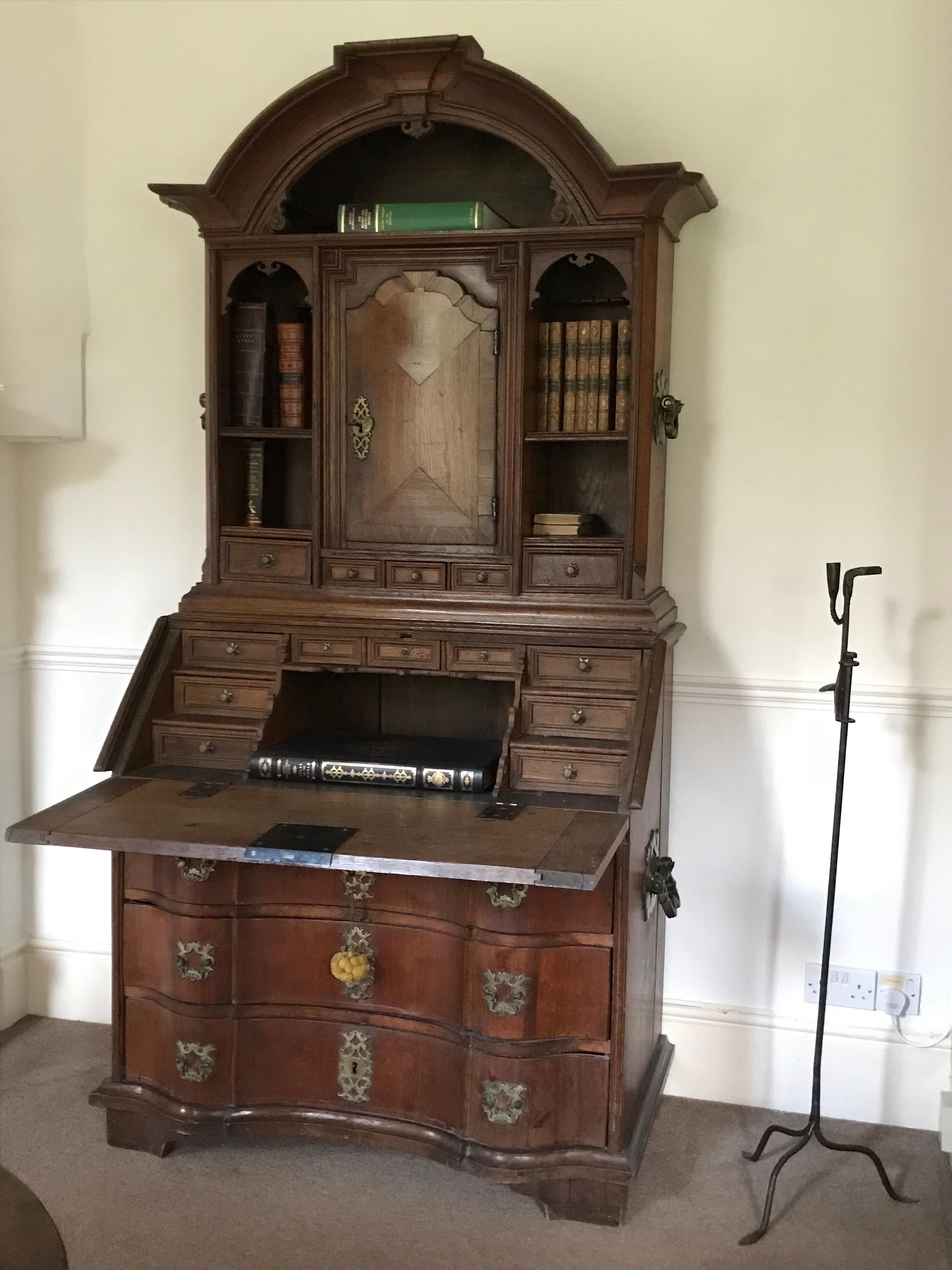 Tedesco Libreria Bureau Oak tedesca con fronte a serpentina e serrature originali in ottone funzionanti in vendita