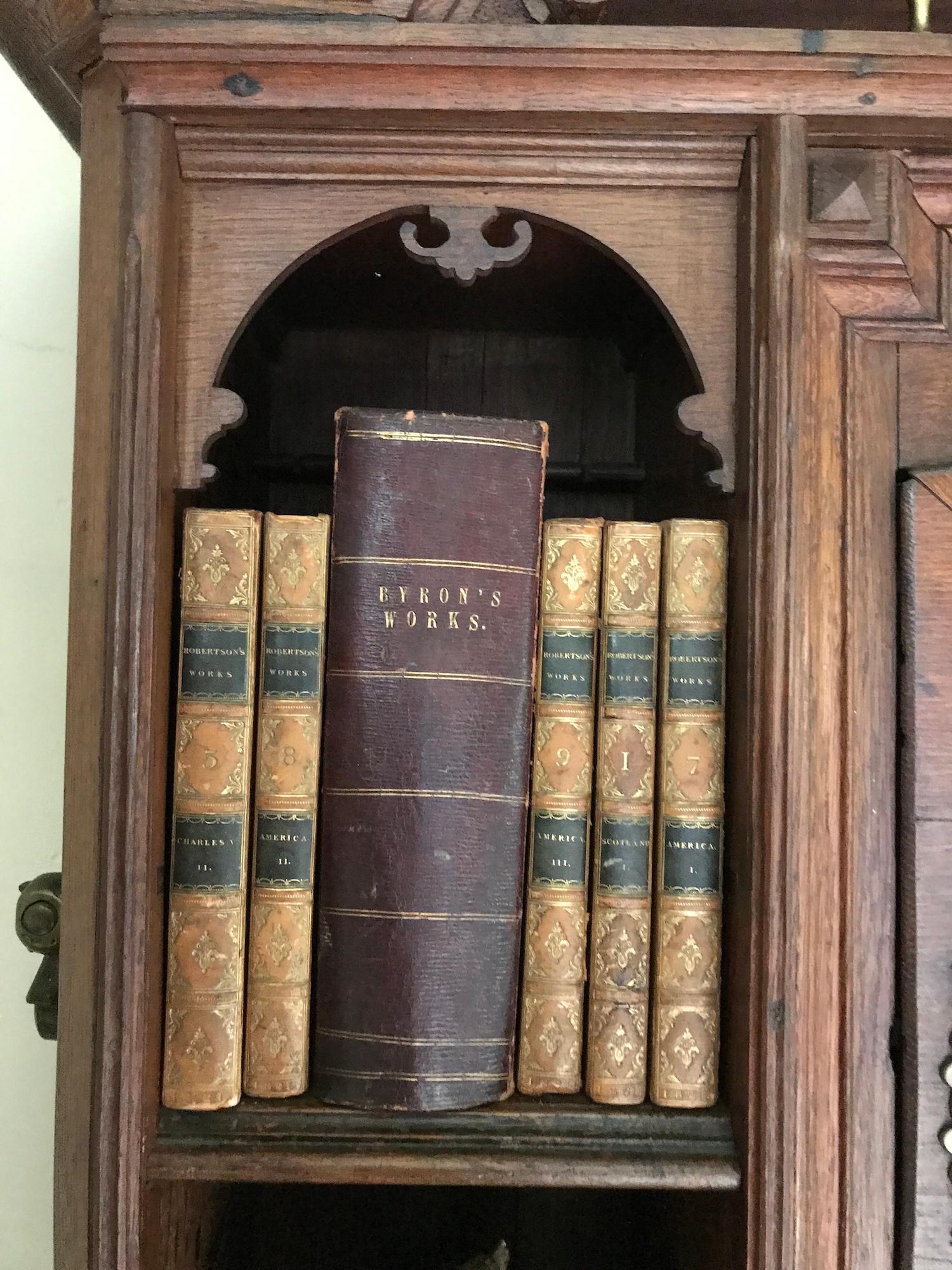 Milieu du XVIIIe siècle Bibliothèque de bureau en chêne à façade serpentine avec serrures d'origine en laiton en vente