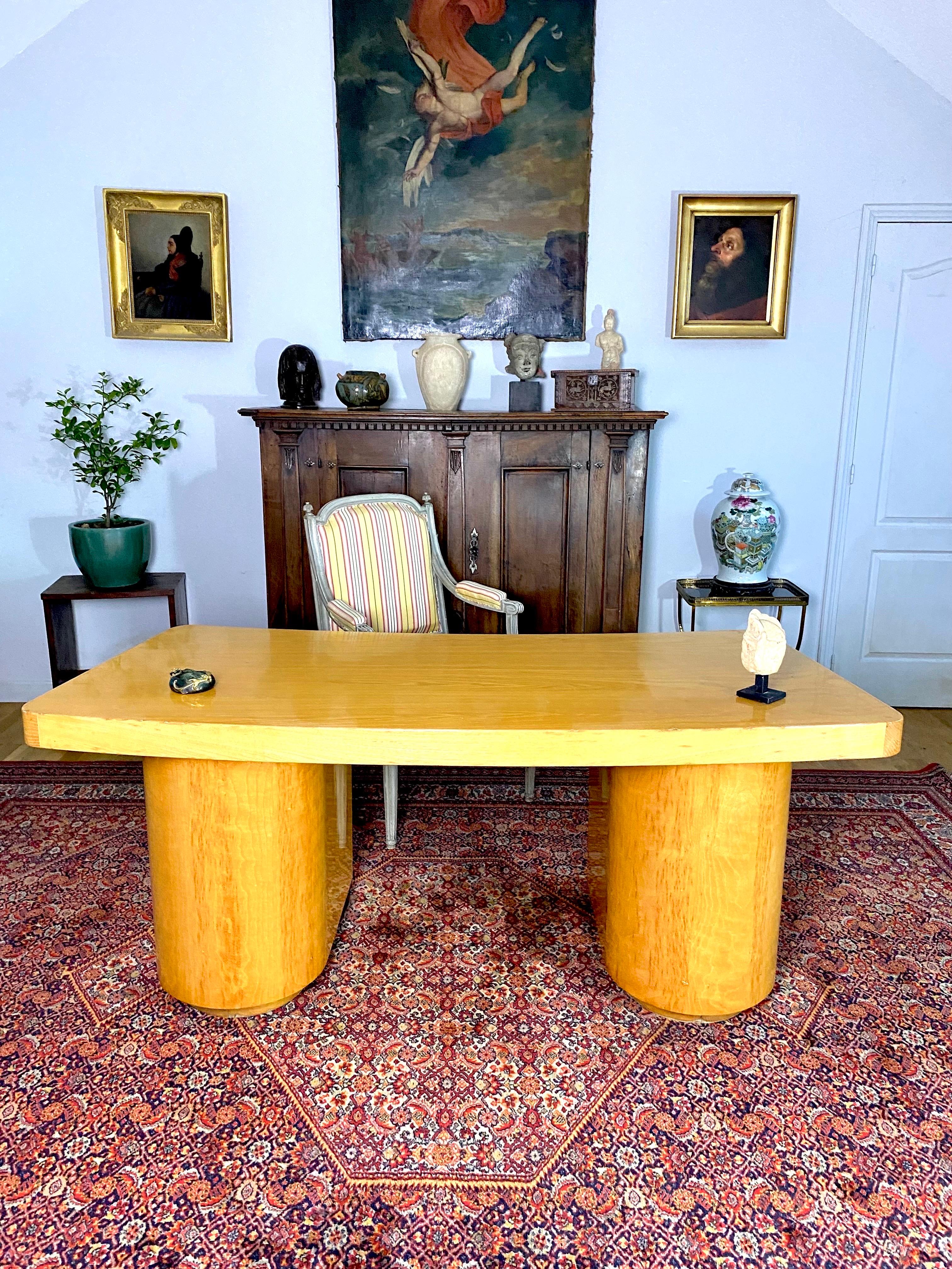 Exceptionnel bureau moderniste de la période Art Déco. Ce superbe meuble rappelle le bureau réalisé par Charlotte Perriand et Pierre Janneret avec son plateau incurvé et le bois utilisé puisqu'il s'agit de frêne, comme celui réalisé par les deux