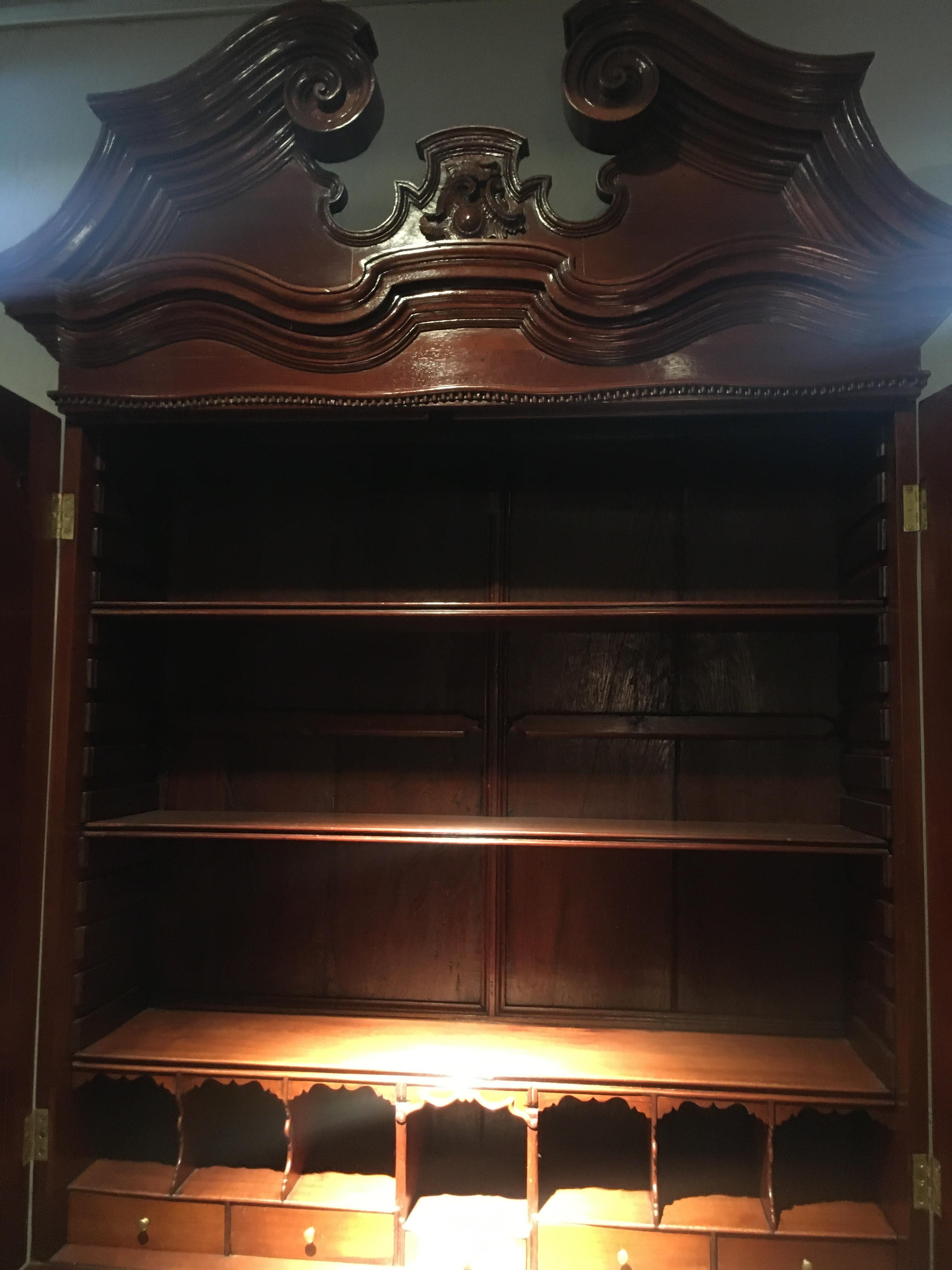 Bureau cabinet Portuguese.
With original handles, on ogee bracket feet.
18th century.