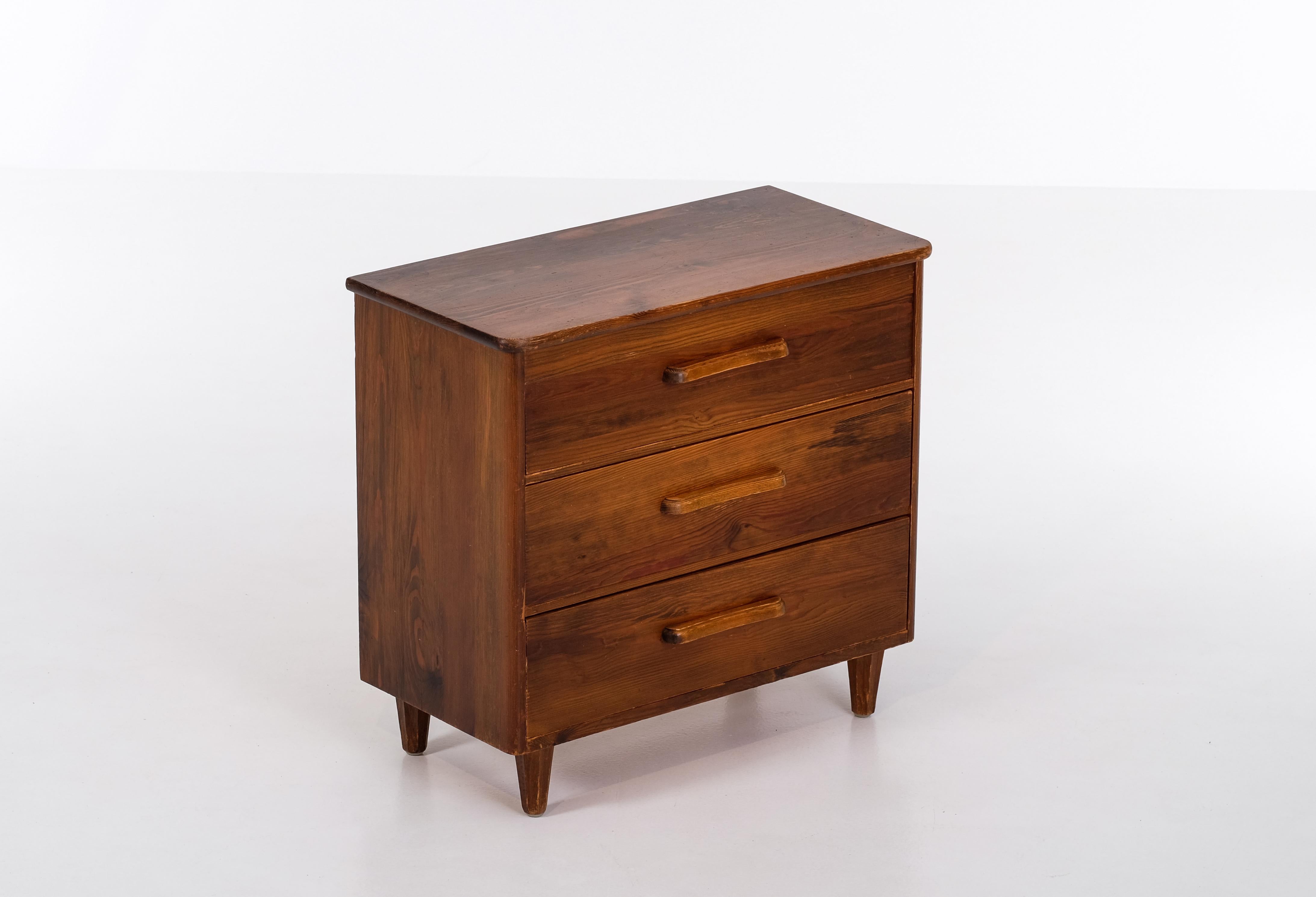 Rare Swedish bureau / chest of drawers in dark stained pine. Produced in Sweden, 1940s.
