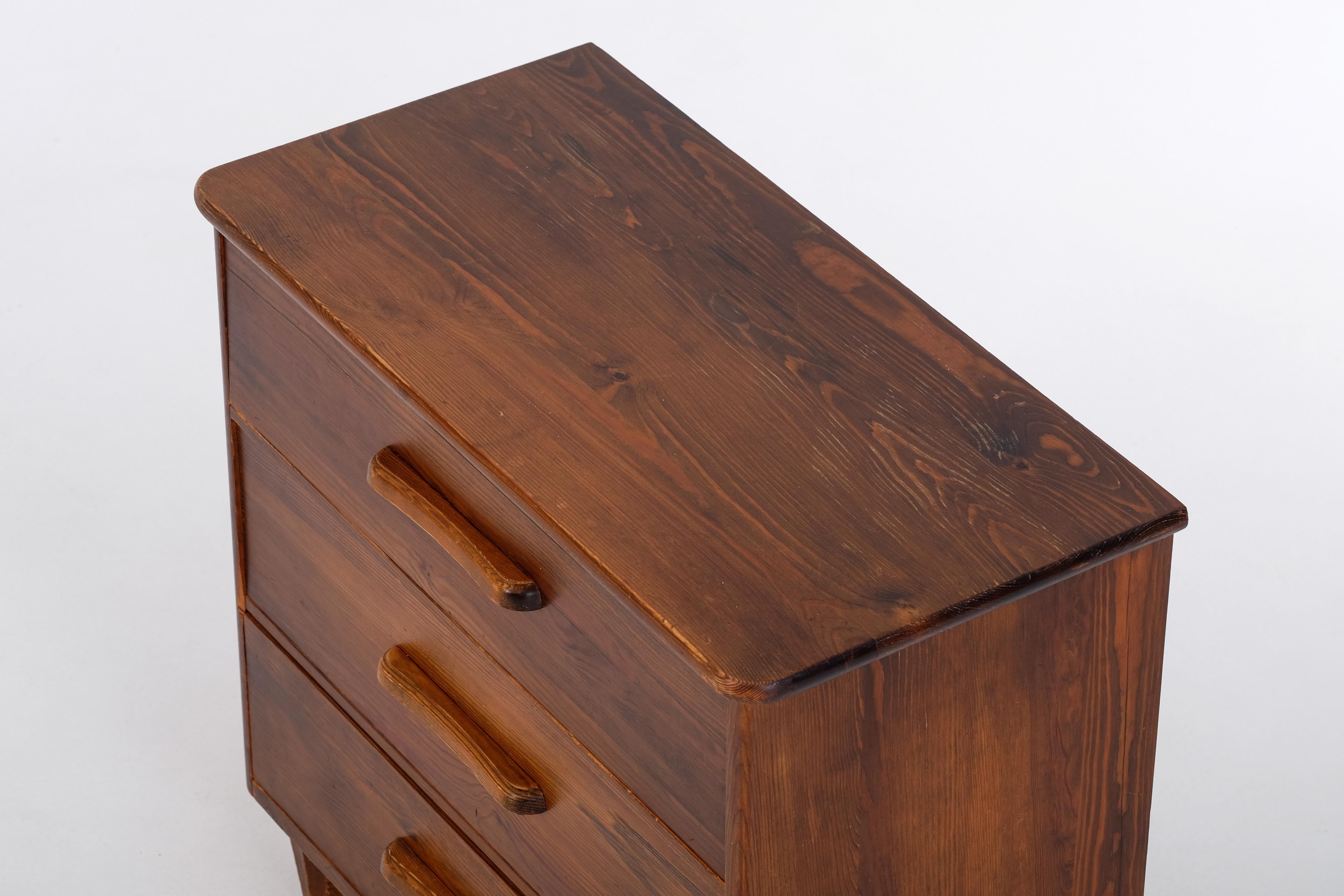 Bureau / Chest of Drawers in pine, Sweden, 1940s In Good Condition For Sale In Stockholm, SE