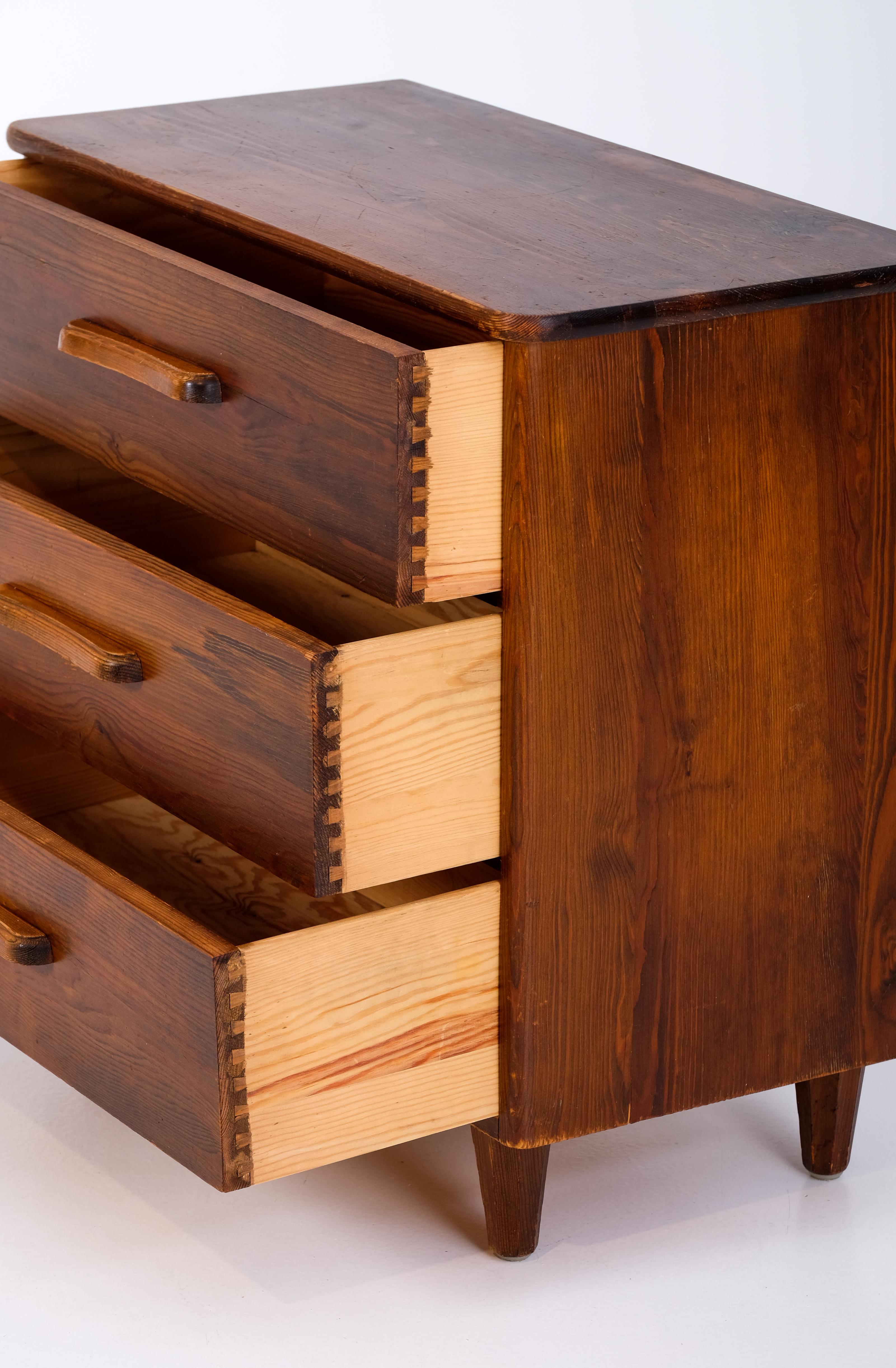 Bureau / Chest of Drawers in pine, Sweden, 1940s For Sale 1