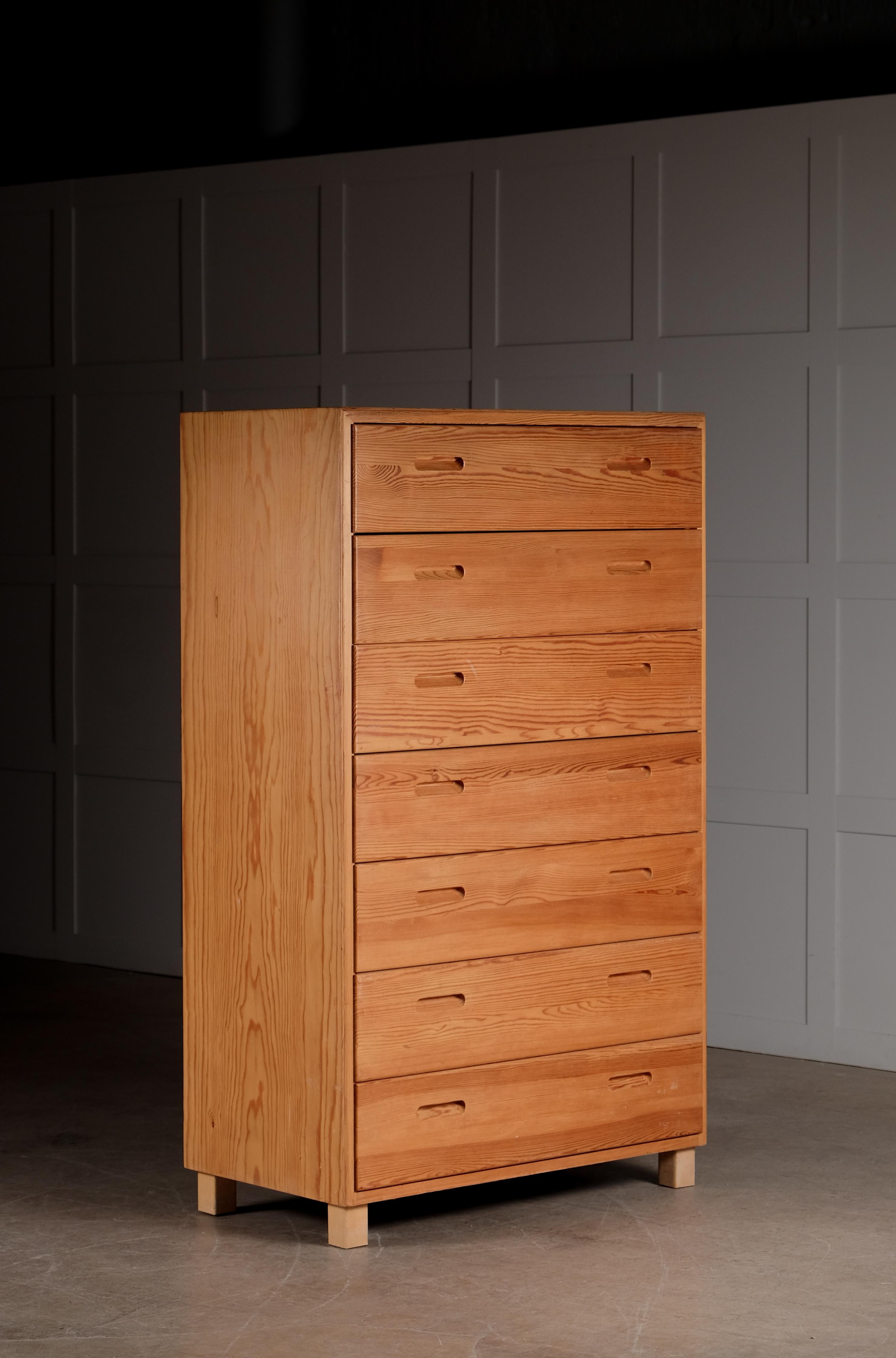 Bureau / chest of drawers in pine. Produced in Sweden, 1960s.
Global front door shipping available.