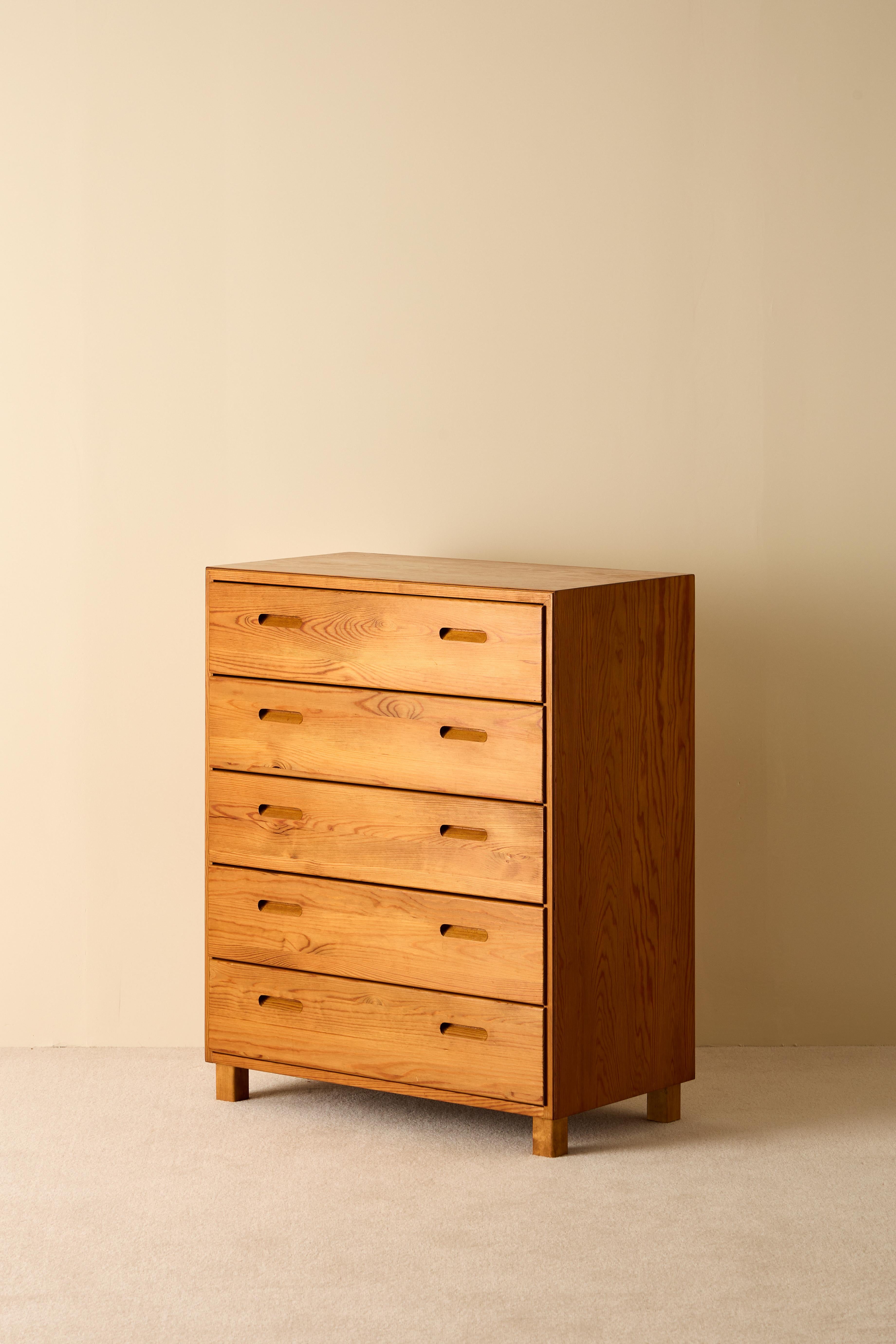 Bureau / cassettiera in pino. Prodotto in Svezia, anni '60.

Spedizione globale a domicilio disponibile.