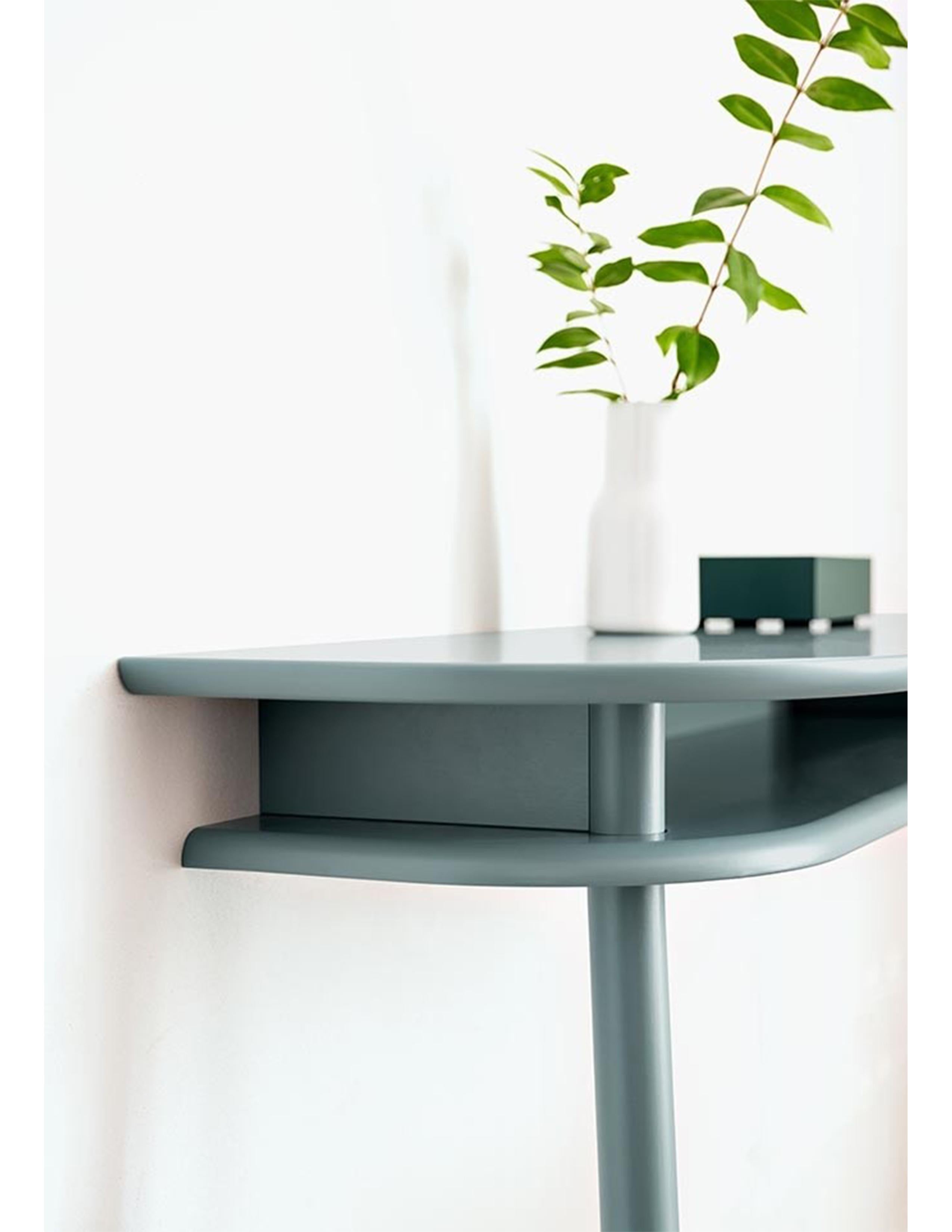 Der Tisch der Linie BUREAU verbindet klare Modernität mit zeitloser Klasse, wobei die abgerundeten Linien ein wesentliches Gestaltungsmerkmal sind. BUREAU hat die perfekte Größe für einen Esstisch, ist aber auch ein ideales Schaufenster für kreative