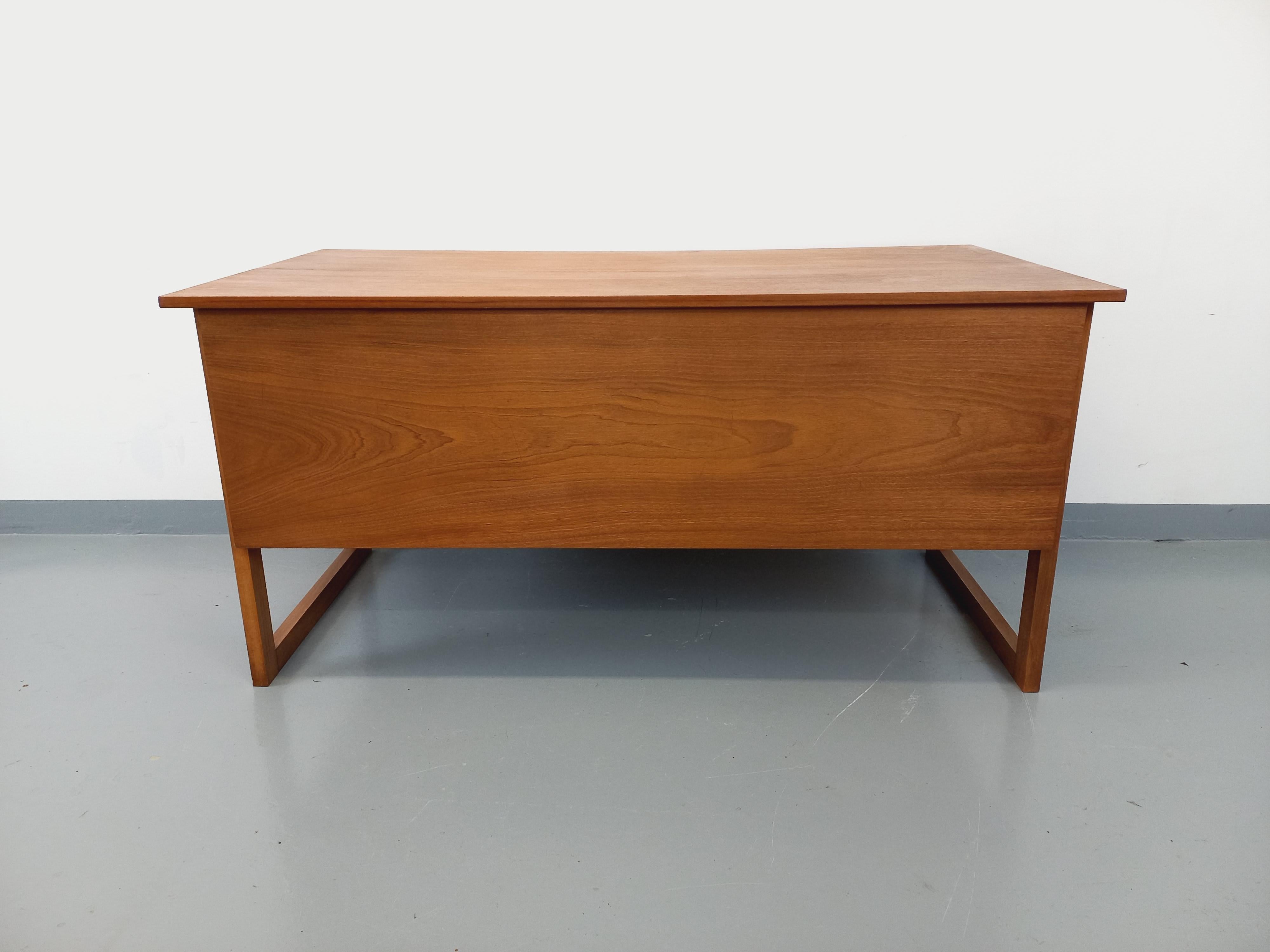 Ufficio di direzione double-face pieds traîneau stile scandinavo vintage en teck in vendita 3