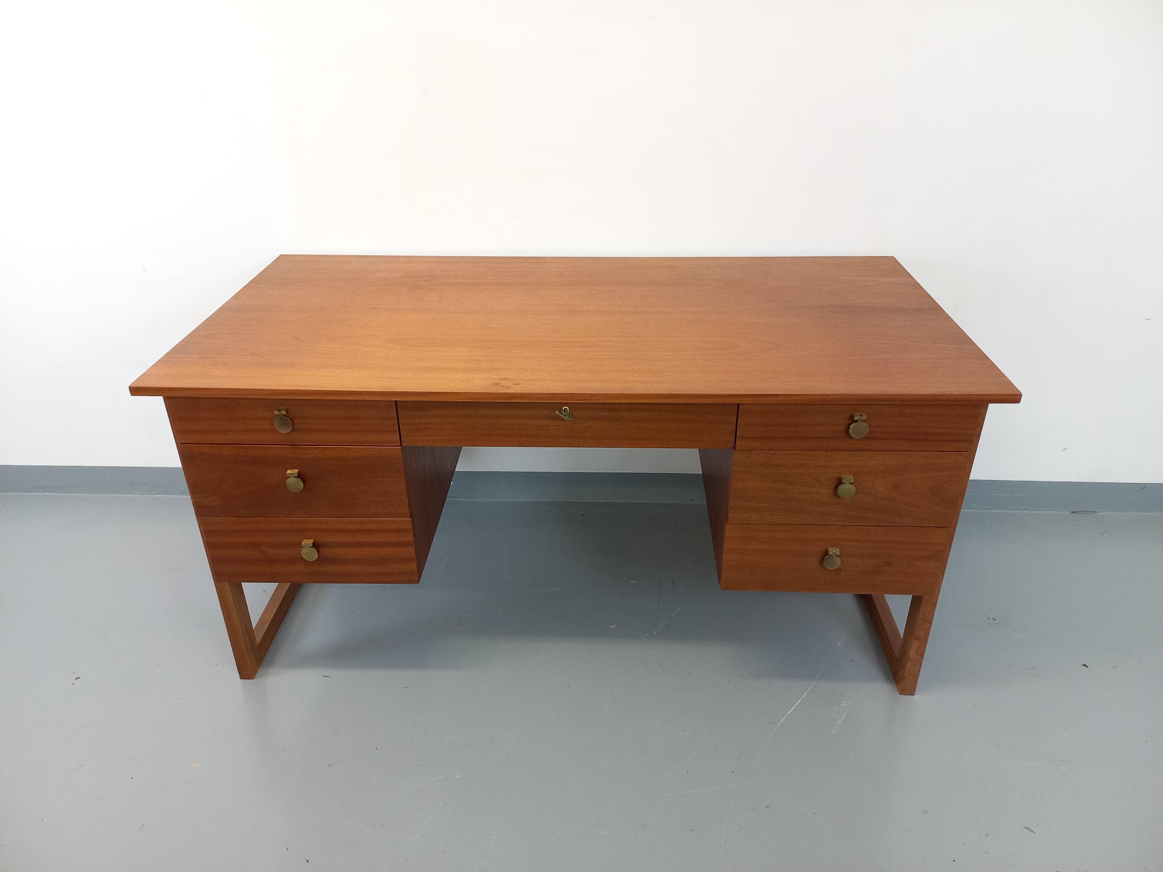 Ufficio di direzione double-face pieds traîneau stile scandinavo vintage en teck in vendita 4