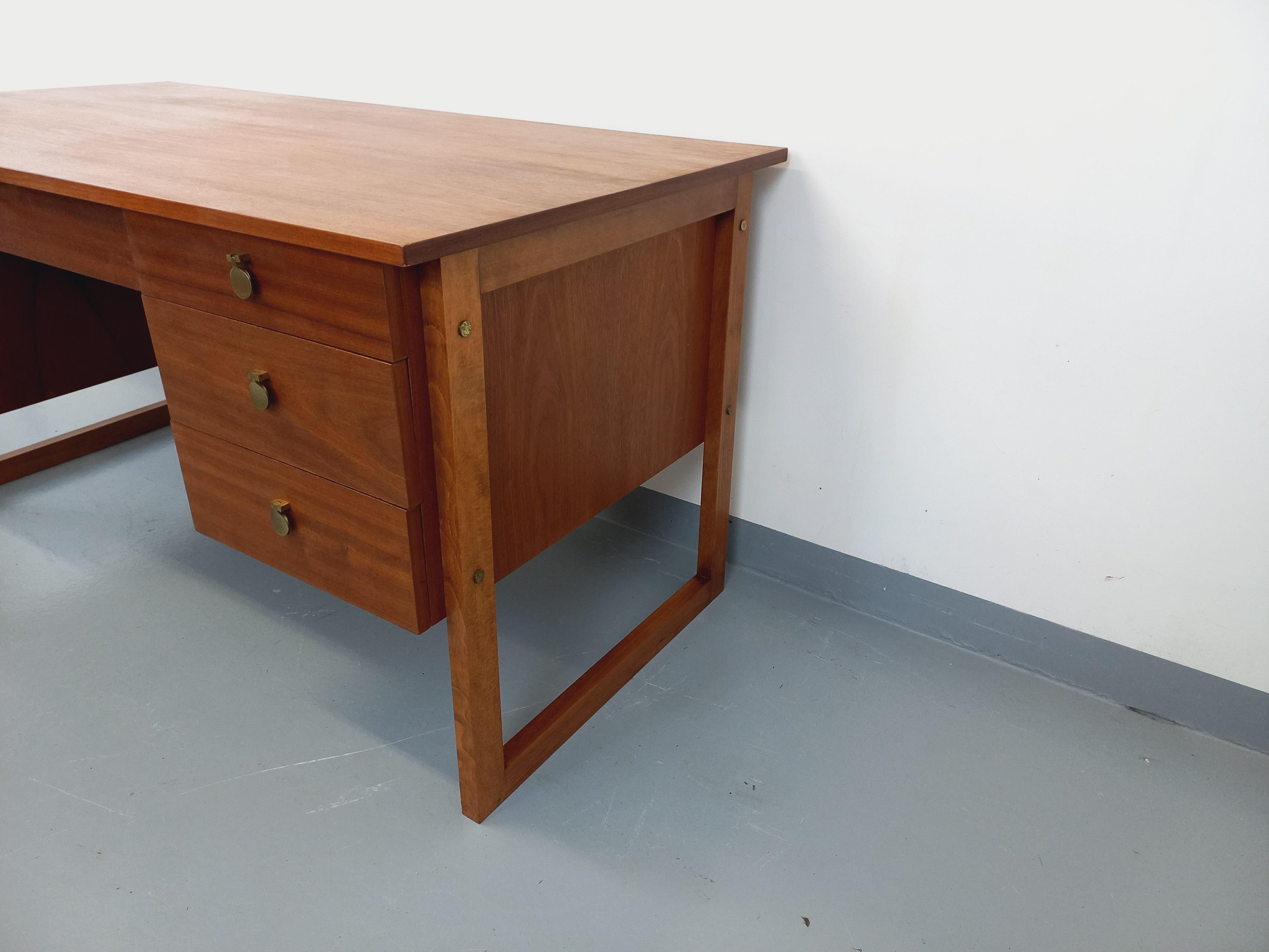 Ufficio di direzione double-face pieds traîneau stile scandinavo vintage en teck in vendita 5