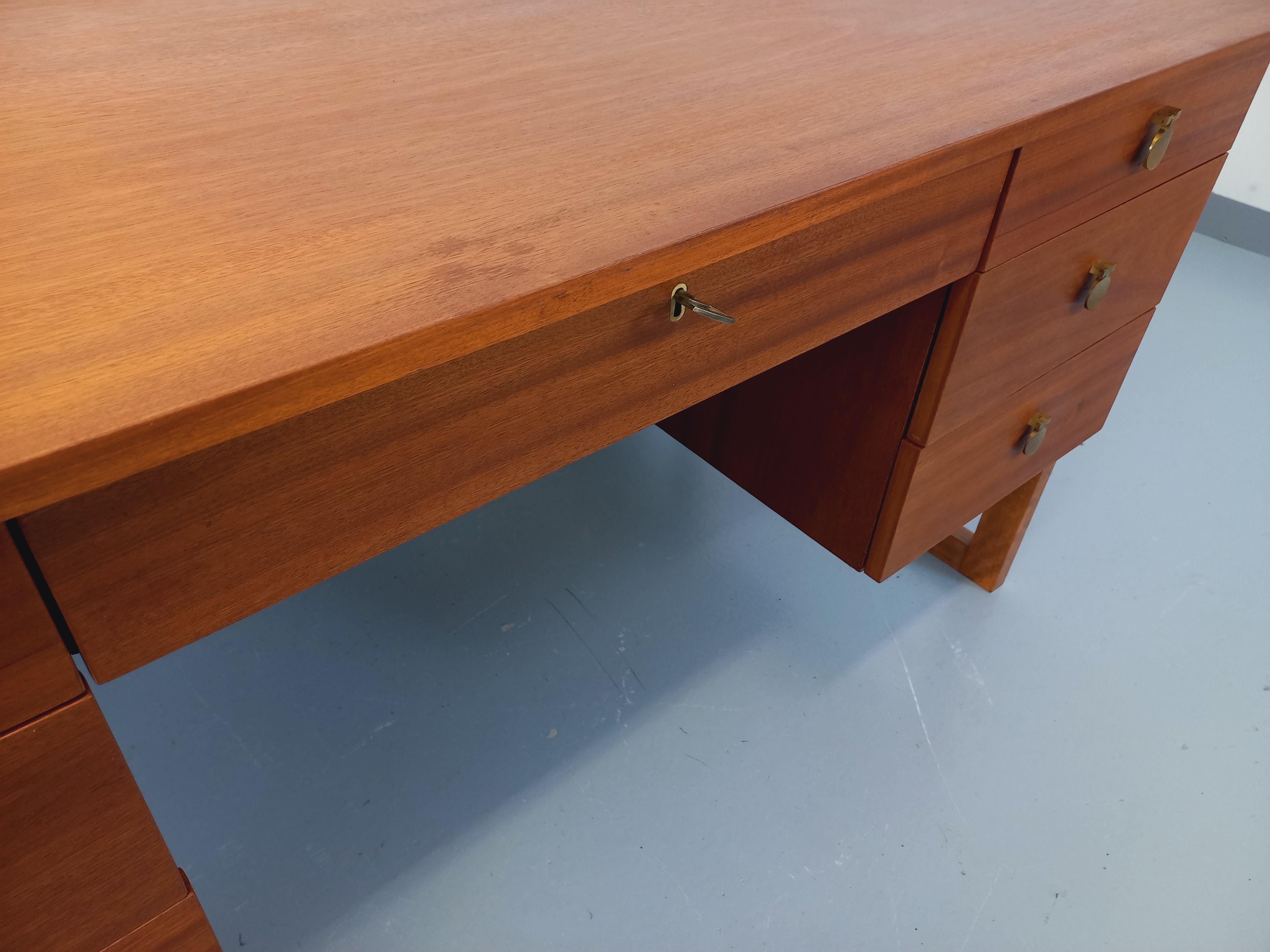 Ufficio di direzione double-face pieds traîneau stile scandinavo vintage en teck in vendita 7
