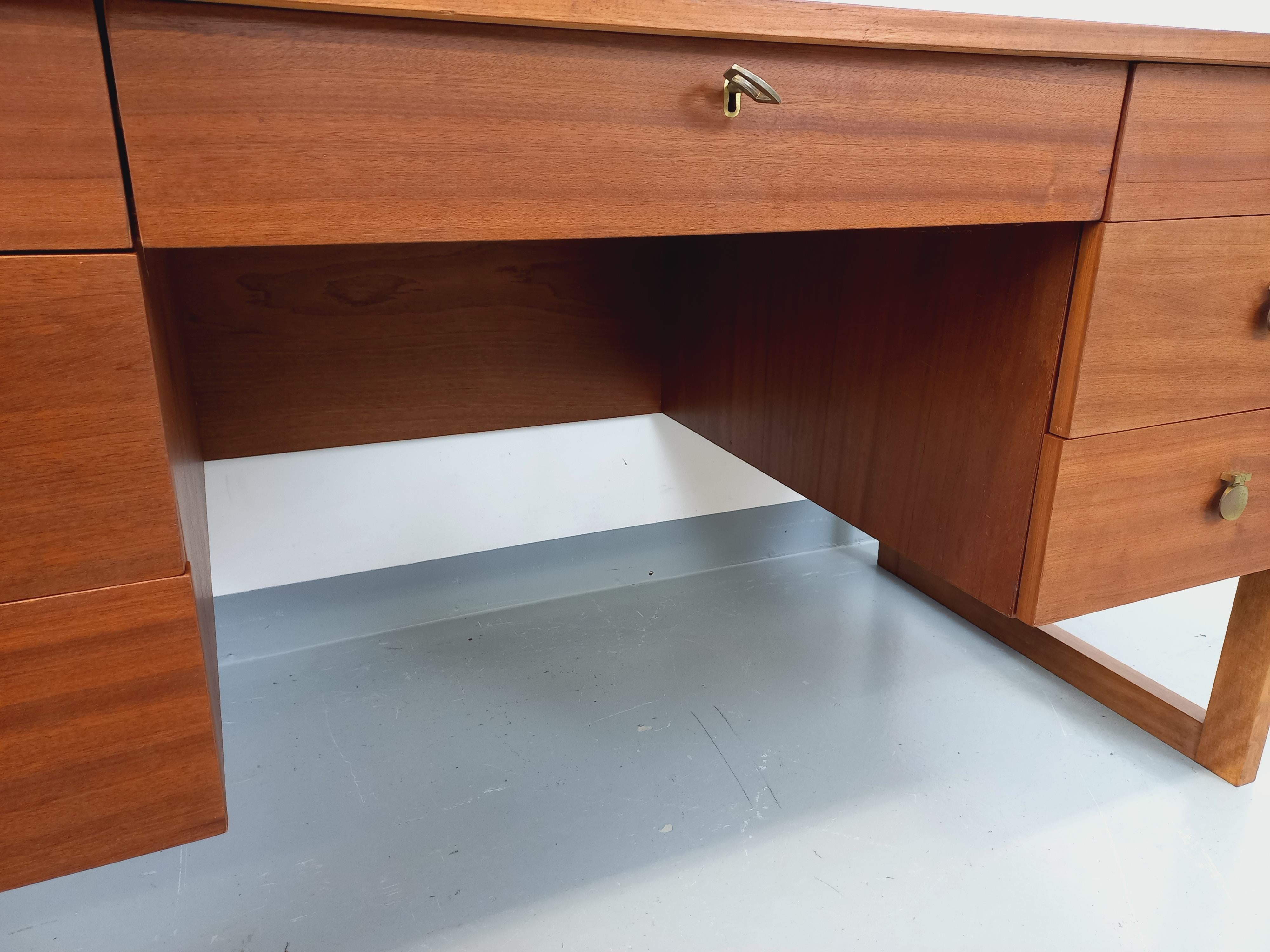 Ufficio di direzione double-face pieds traîneau stile scandinavo vintage en teck in vendita 9