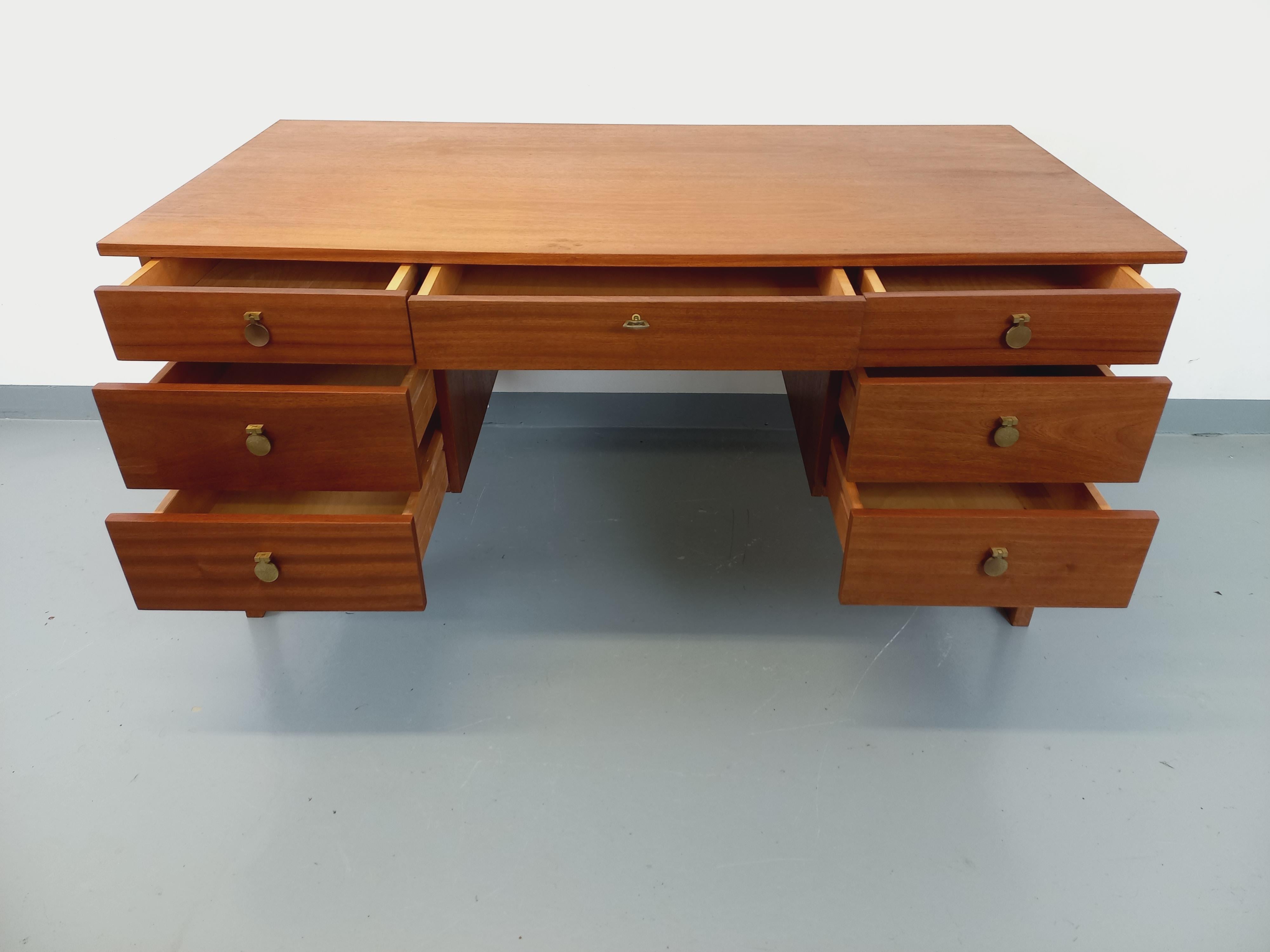 Ufficio di direzione double-face pieds traîneau stile scandinavo vintage en teck in vendita 10
