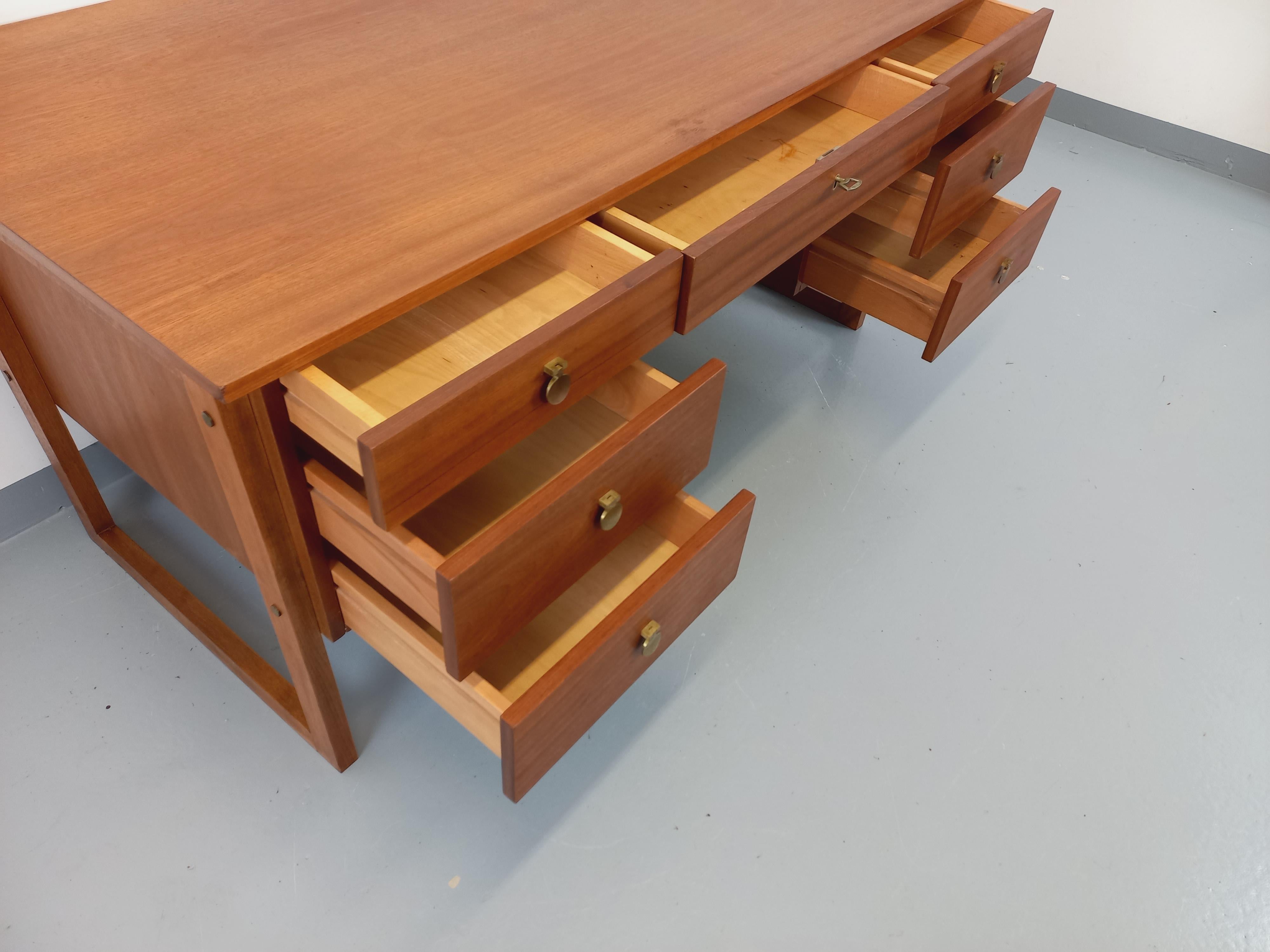 Ufficio di direzione double-face pieds traîneau stile scandinavo vintage en teck in vendita 11