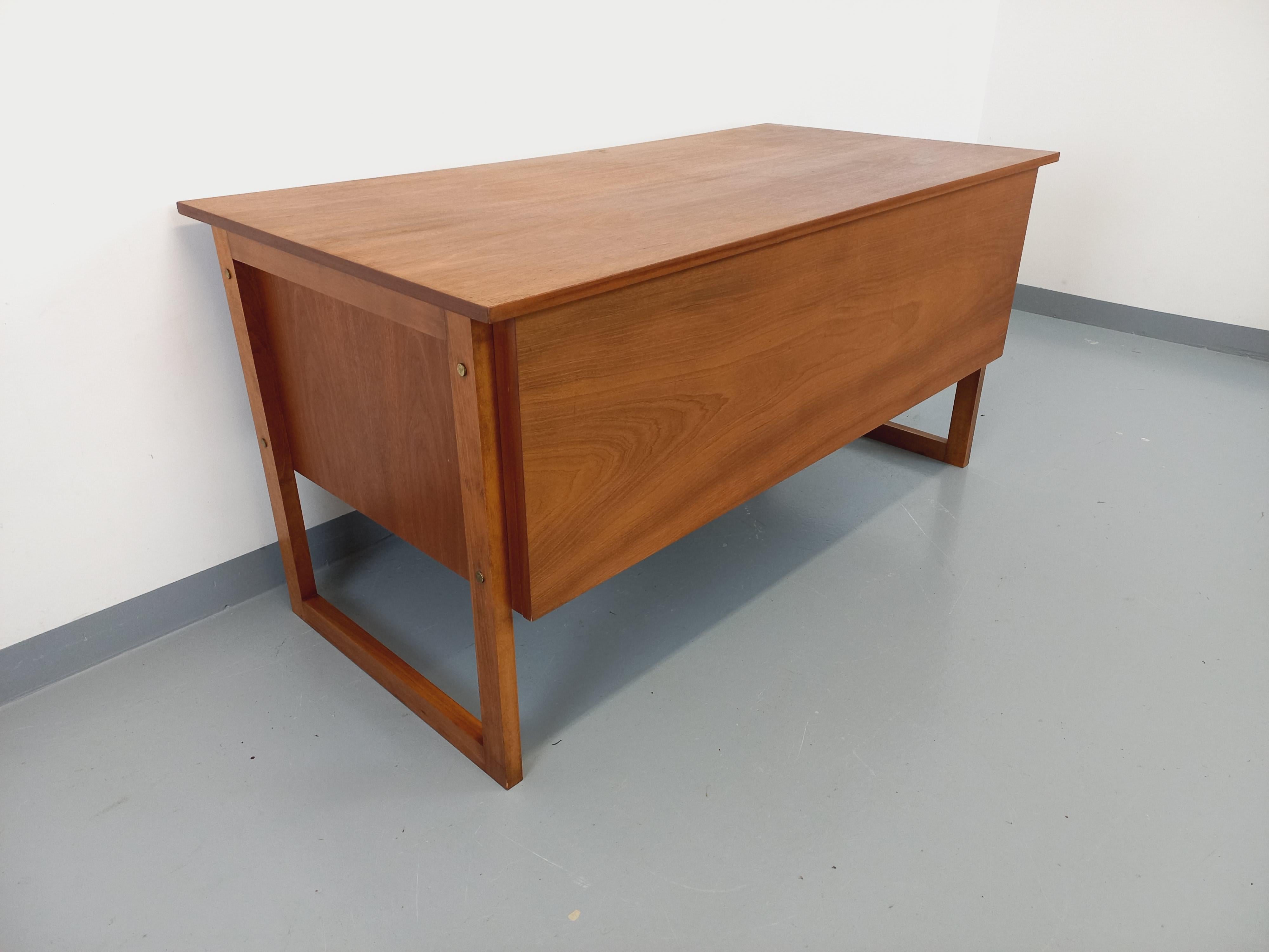 Ufficio di direzione double-face pieds traîneau stile scandinavo vintage en teck in vendita 12