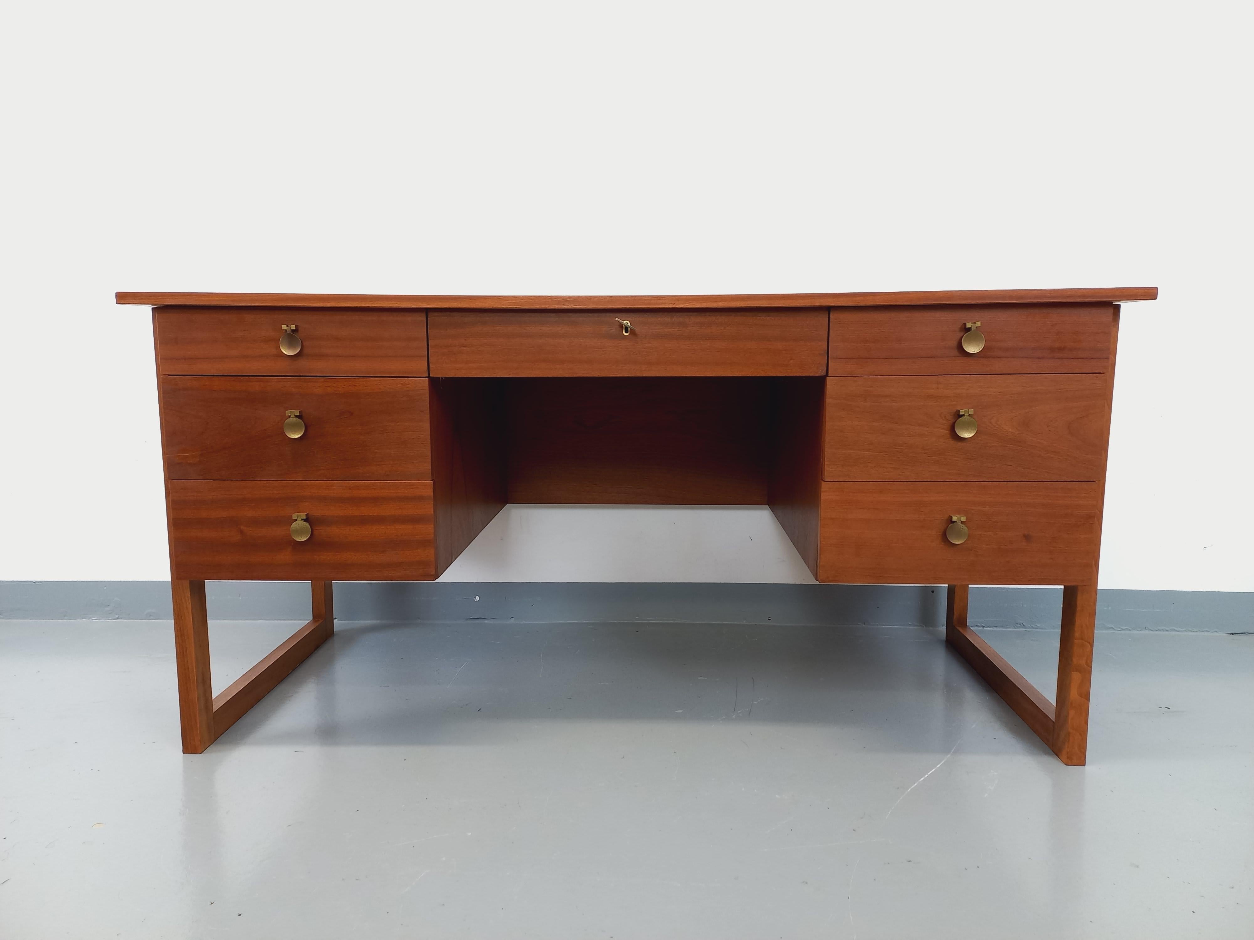 Grande scrivania di direzione in stile scandinavo vintage degli anni '60, in teck, con piedini in legno, double-face per essere posizionata al centro di una stanza, 7 soffietti all'ingresso di cui uno con clé, bellissime poignées originali in