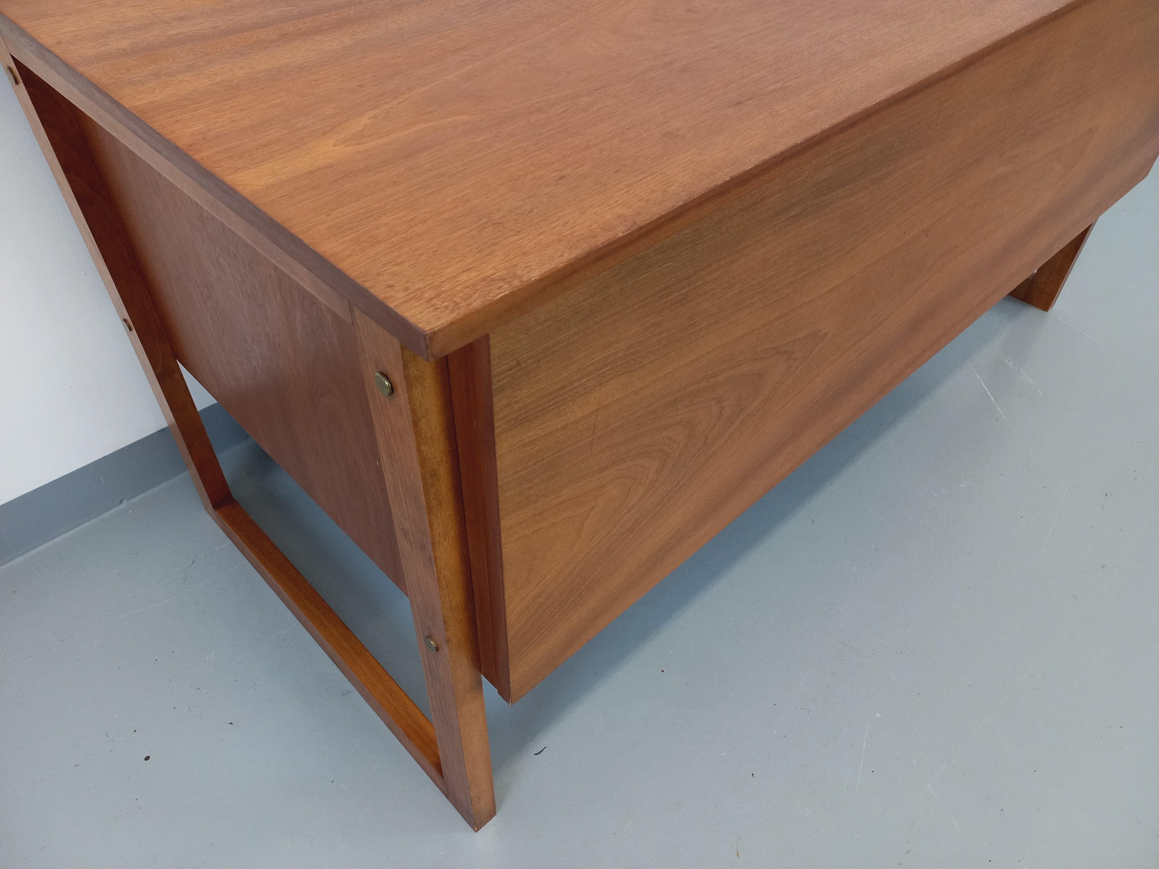 Ufficio di direzione double-face pieds traîneau stile scandinavo vintage en teck in vendita 13