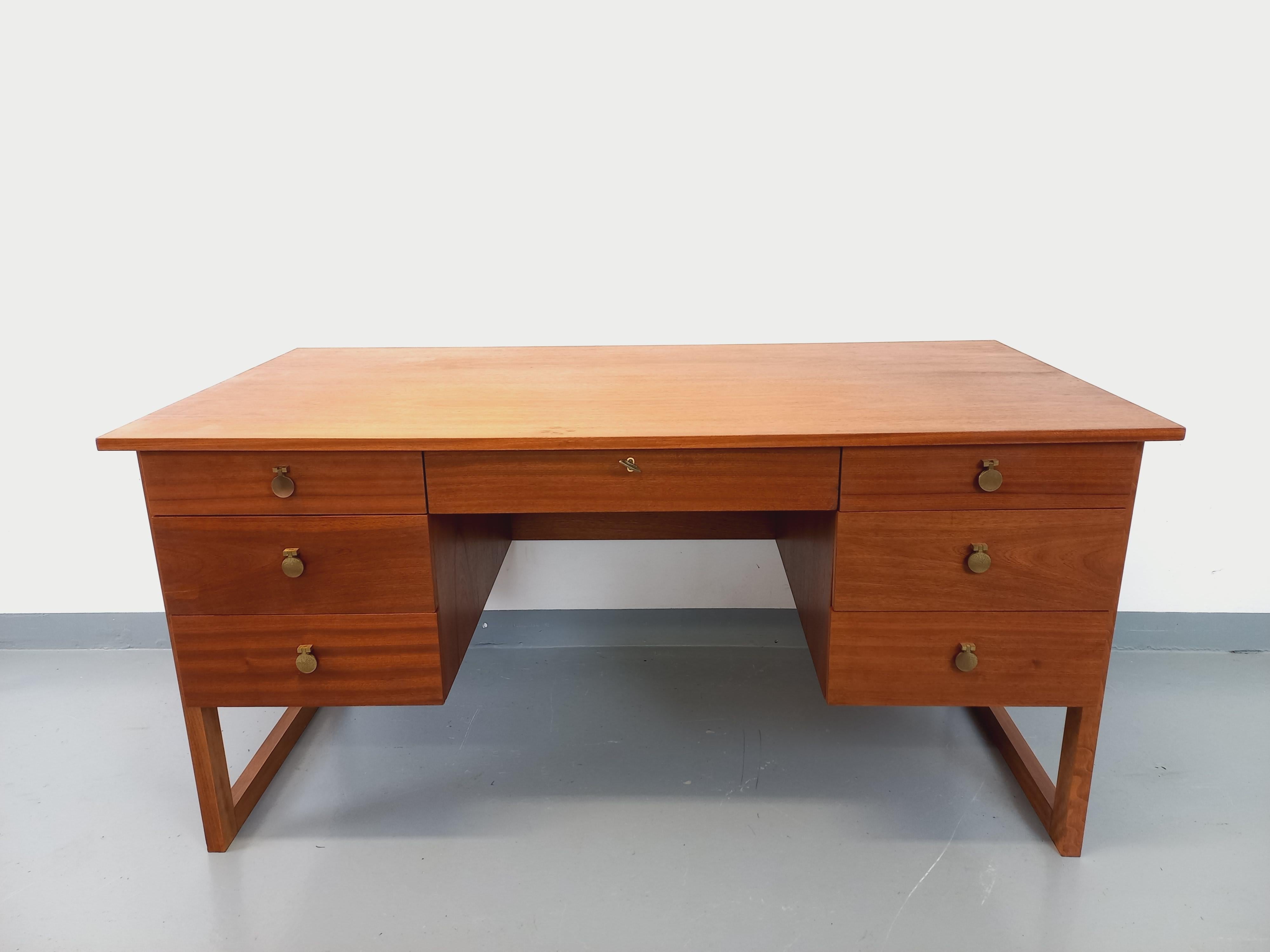 Scandinavo moderno Ufficio di direzione double-face pieds traîneau stile scandinavo vintage en teck in vendita