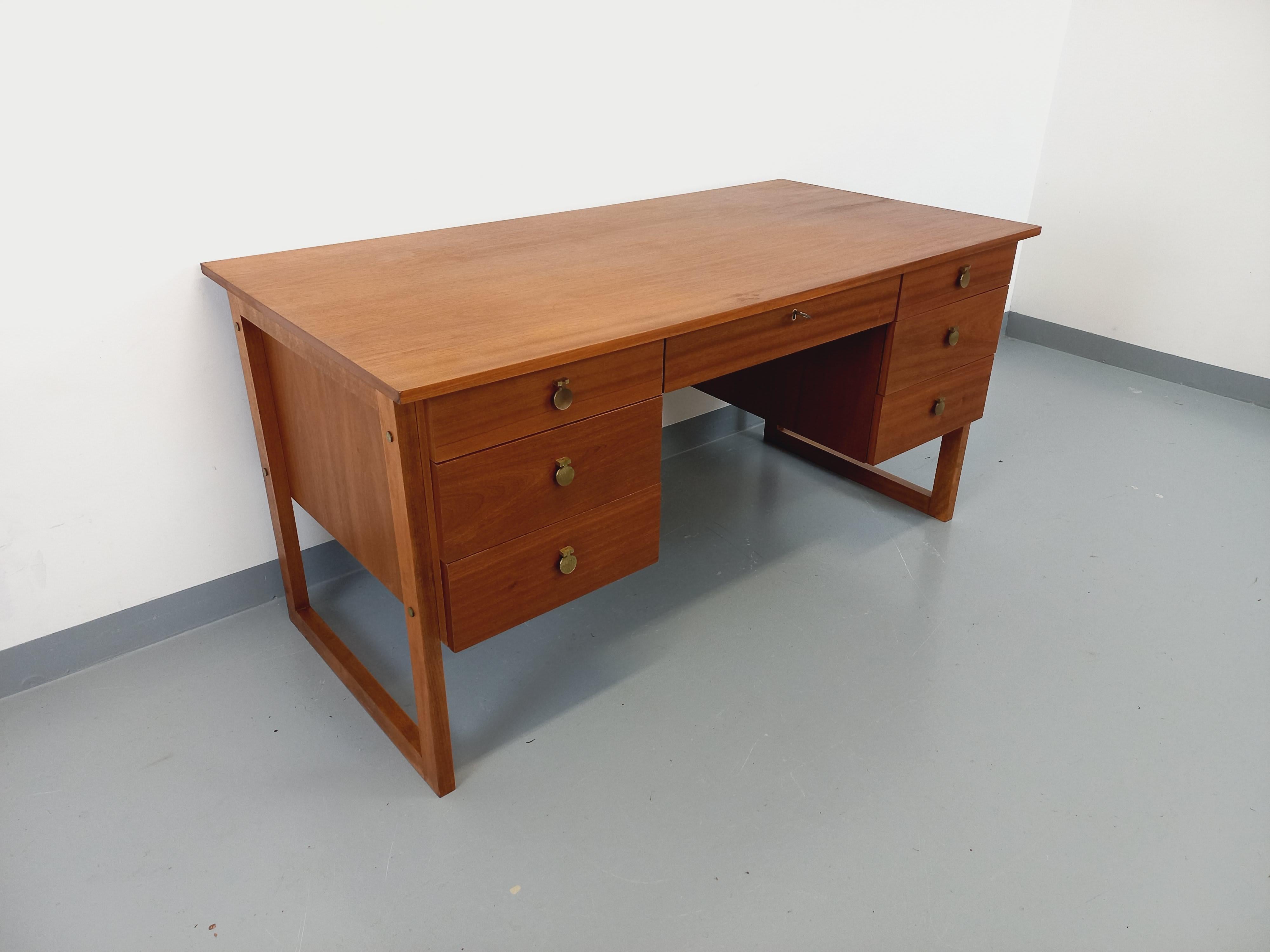 Scandinavo Ufficio di direzione double-face pieds traîneau stile scandinavo vintage en teck in vendita