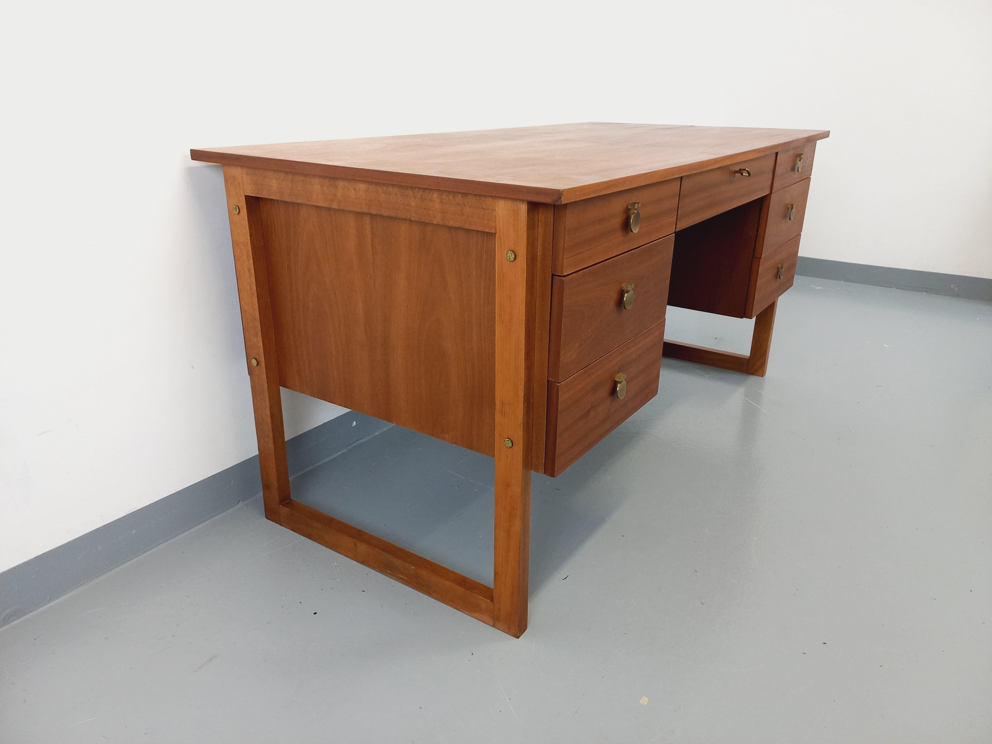 Metà XX secolo Ufficio di direzione double-face pieds traîneau stile scandinavo vintage en teck in vendita