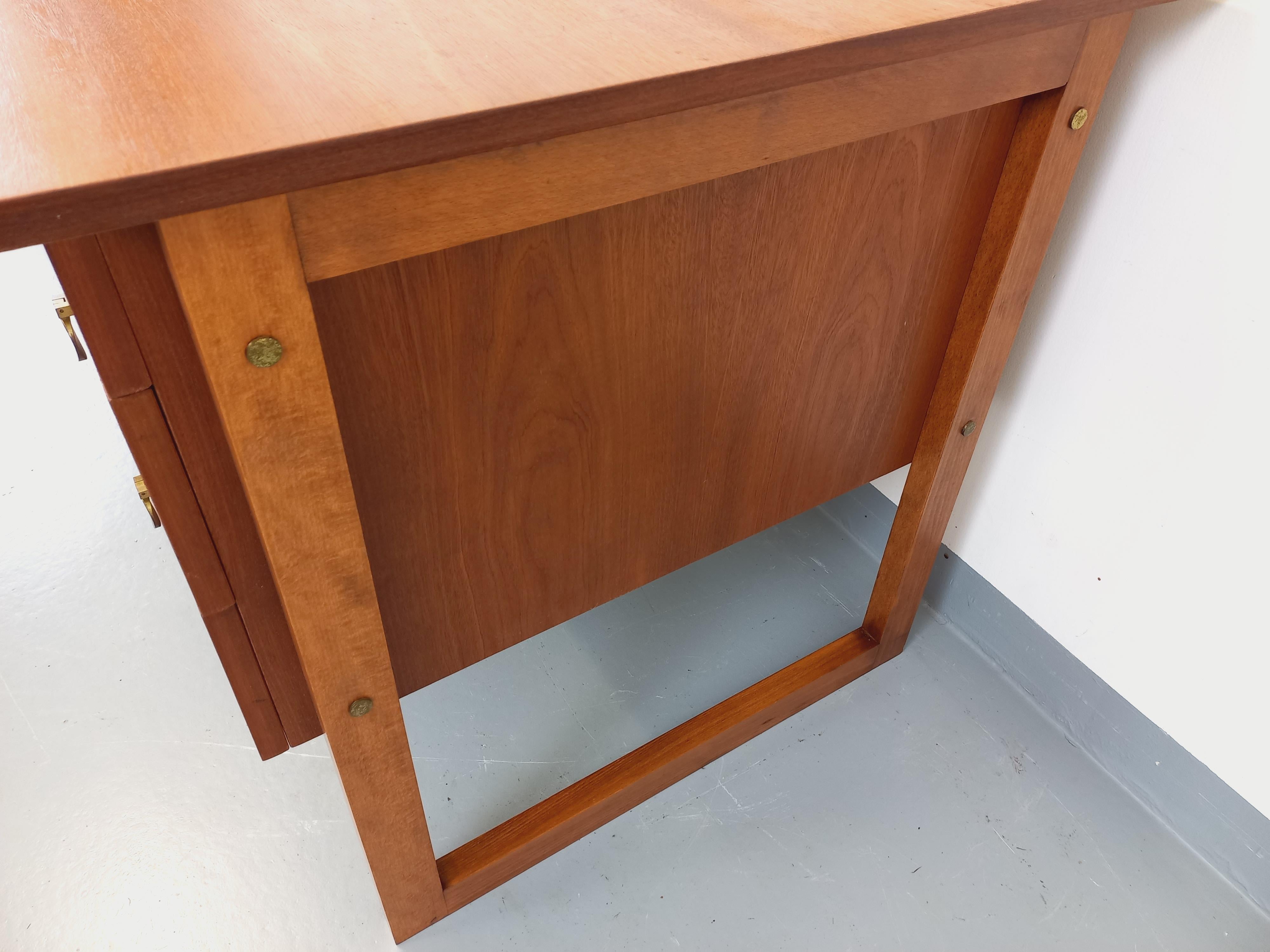 Ufficio di direzione double-face pieds traîneau stile scandinavo vintage en teck in vendita 1