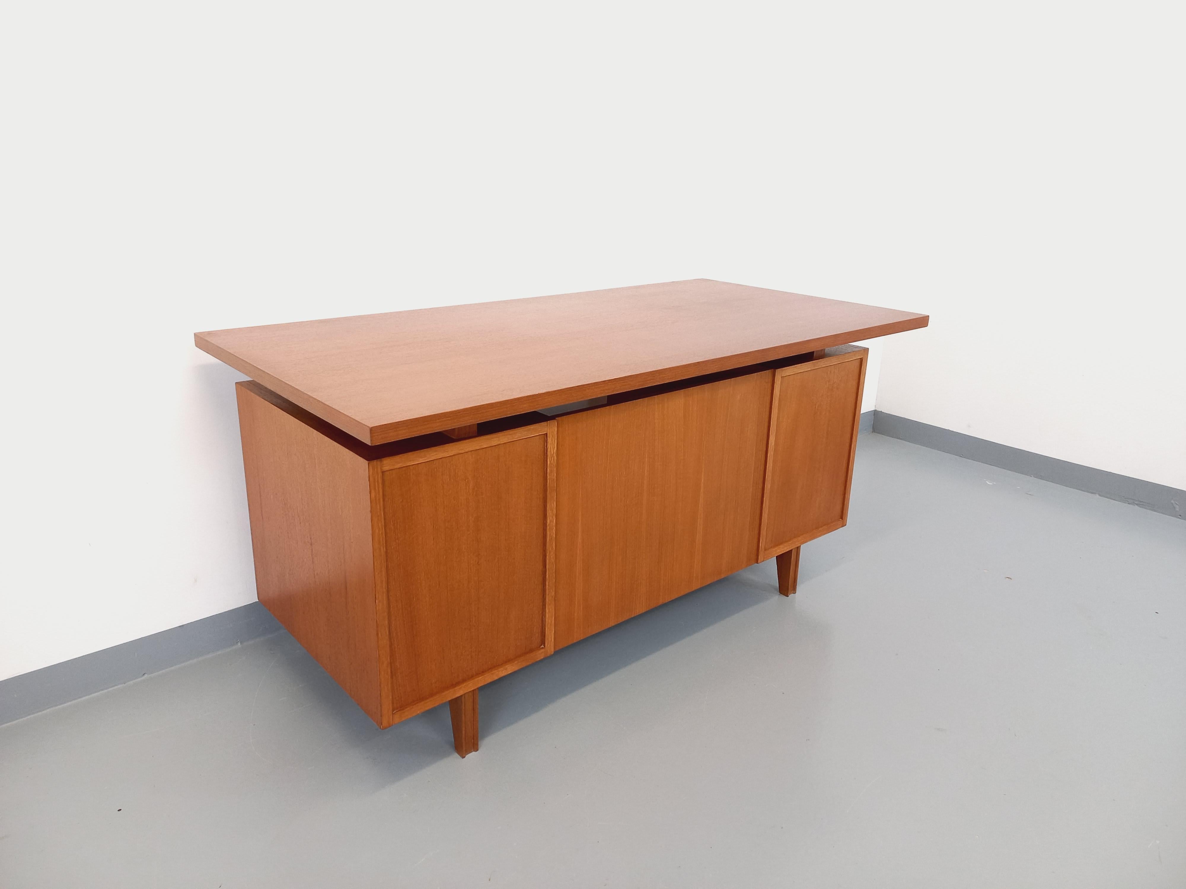 Bureau de direction double-face style scandinave vintage en teck des années 60 3