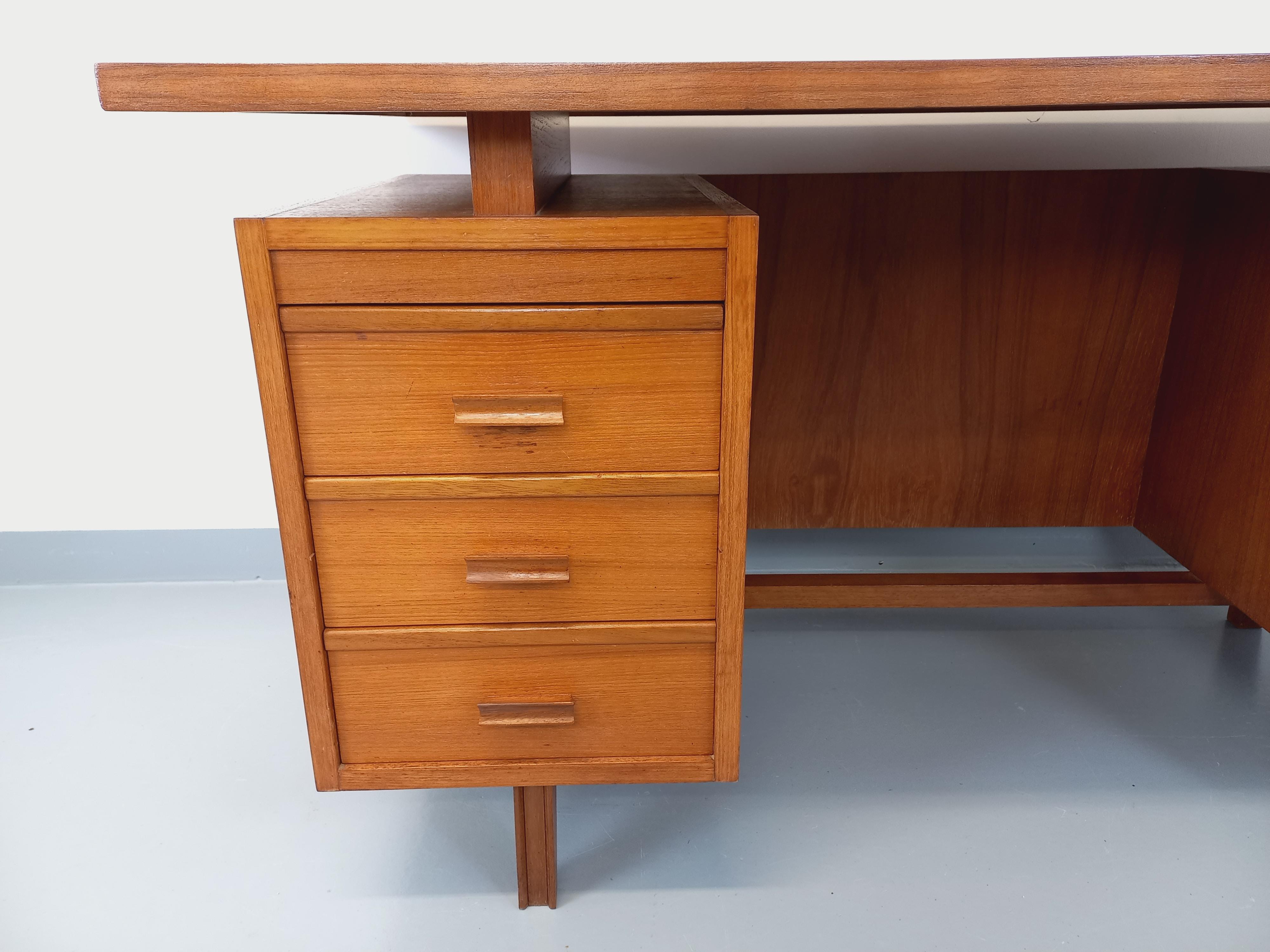 Bureau de direction double-face style scandinave vintage en teck des années 60 5