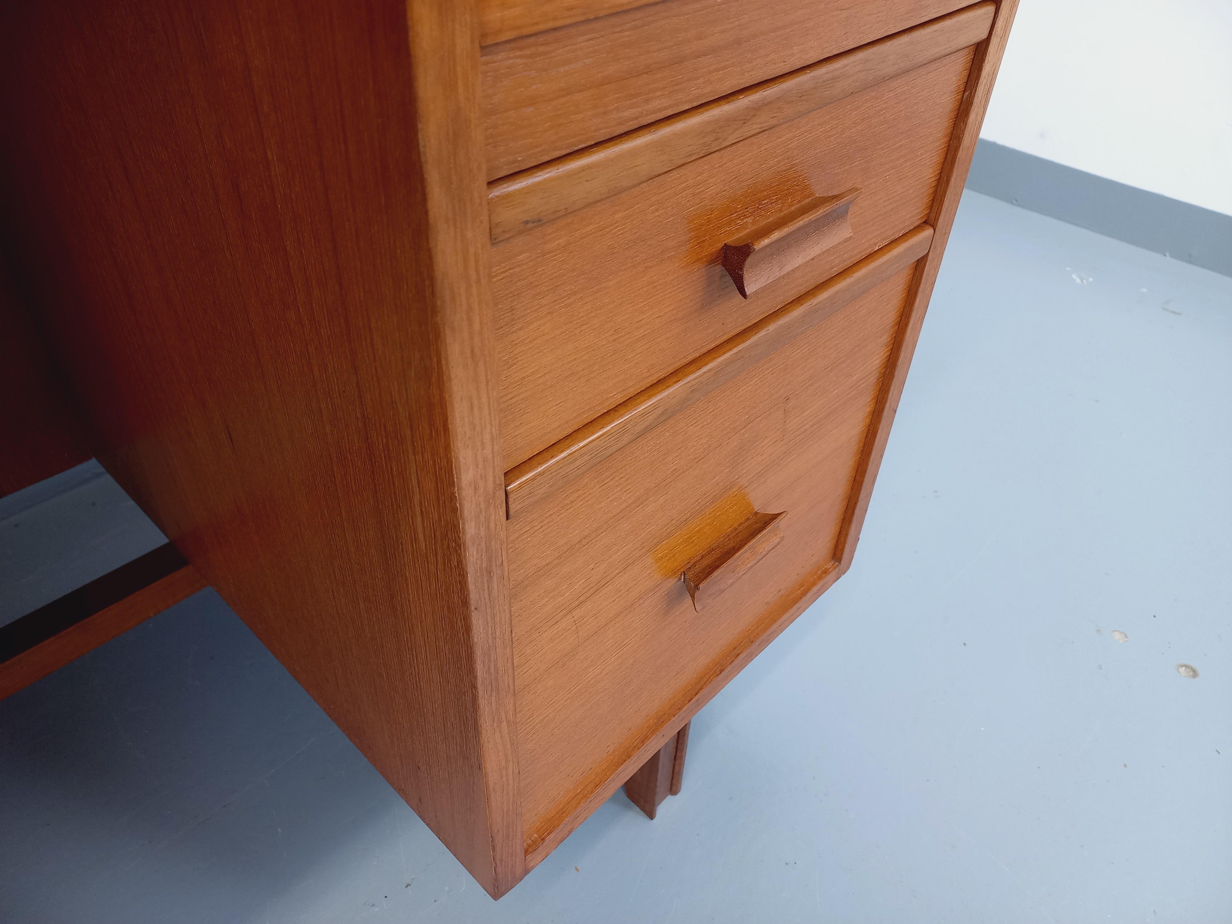 Bureau de direction double-face style scandinave vintage en teck des années 60 6