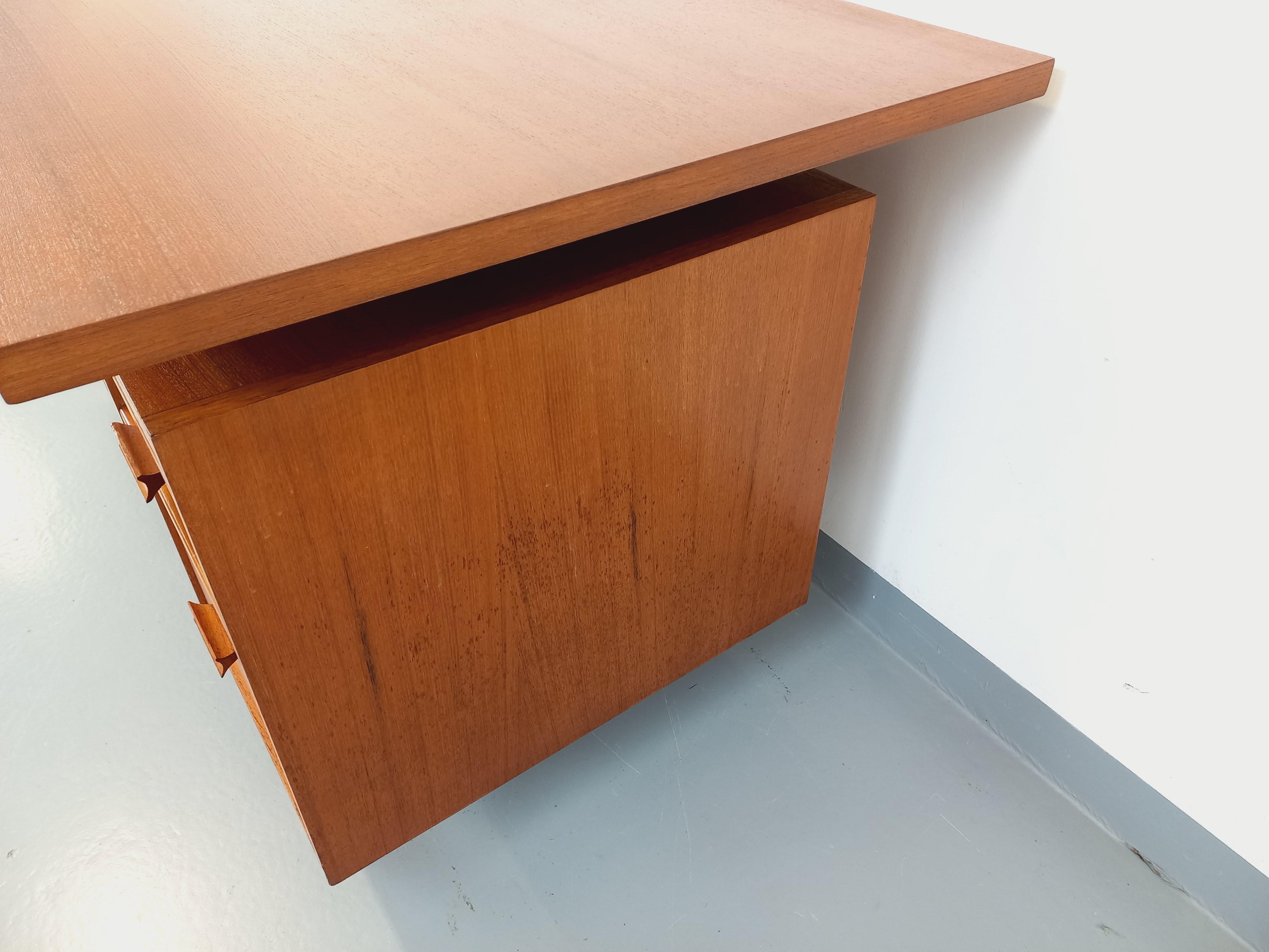 Bureau de direction double-face style scandinave vintage en teck des années 60 7