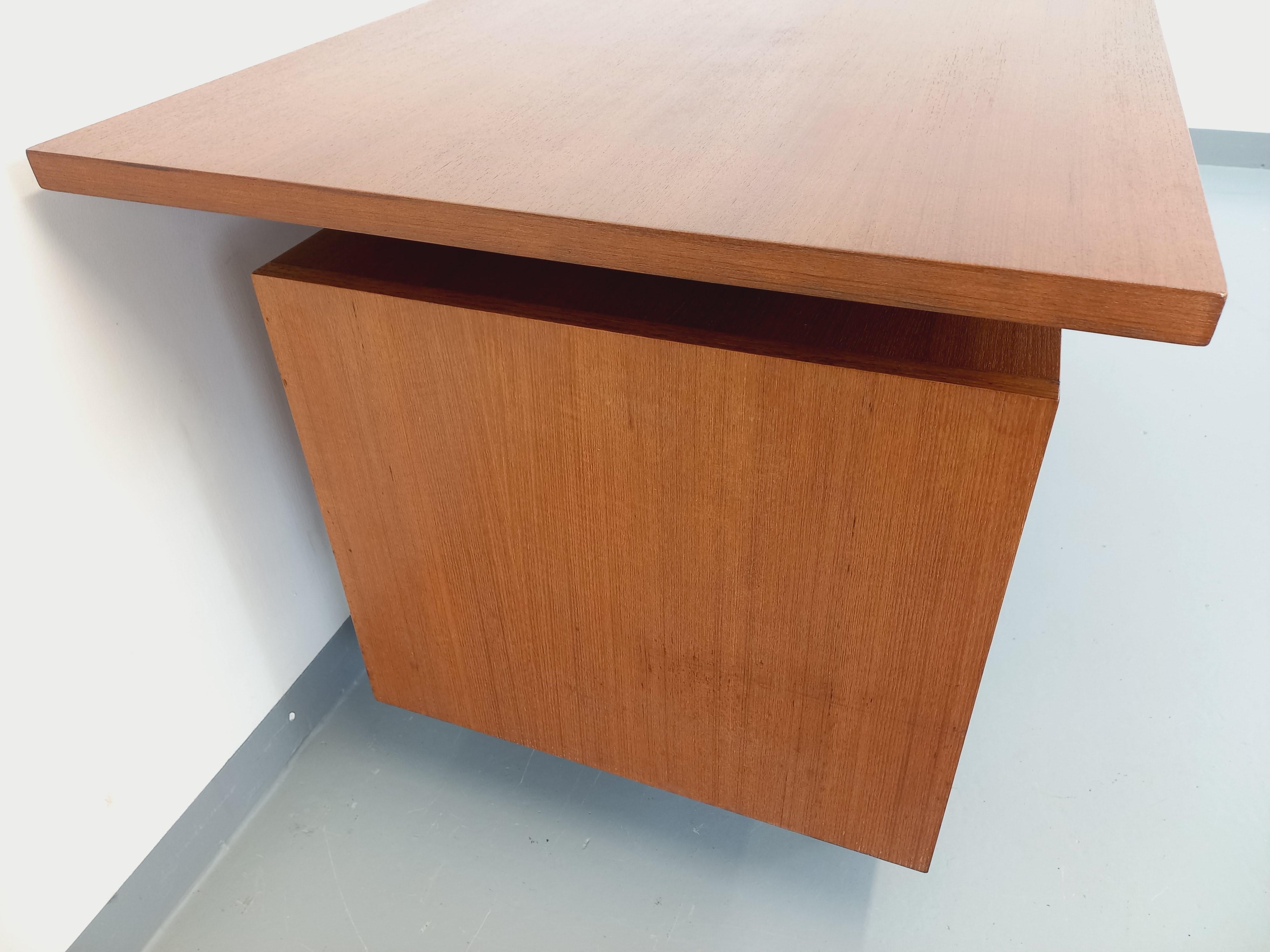 Bureau de direction double-face style scandinave vintage en teck des années 60 8