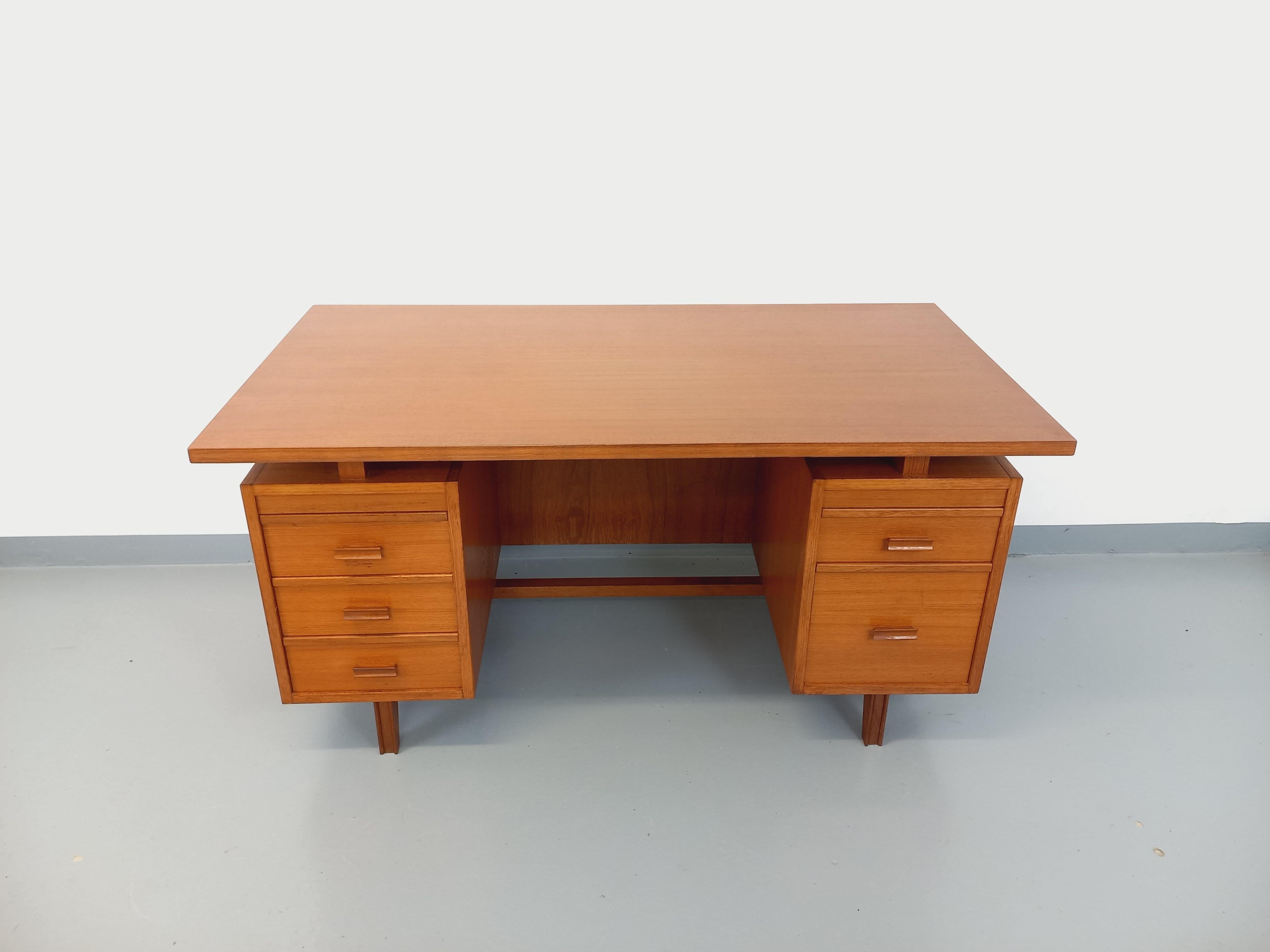 Bureau de direction double-face style scandinave vintage en teck des années 60 10