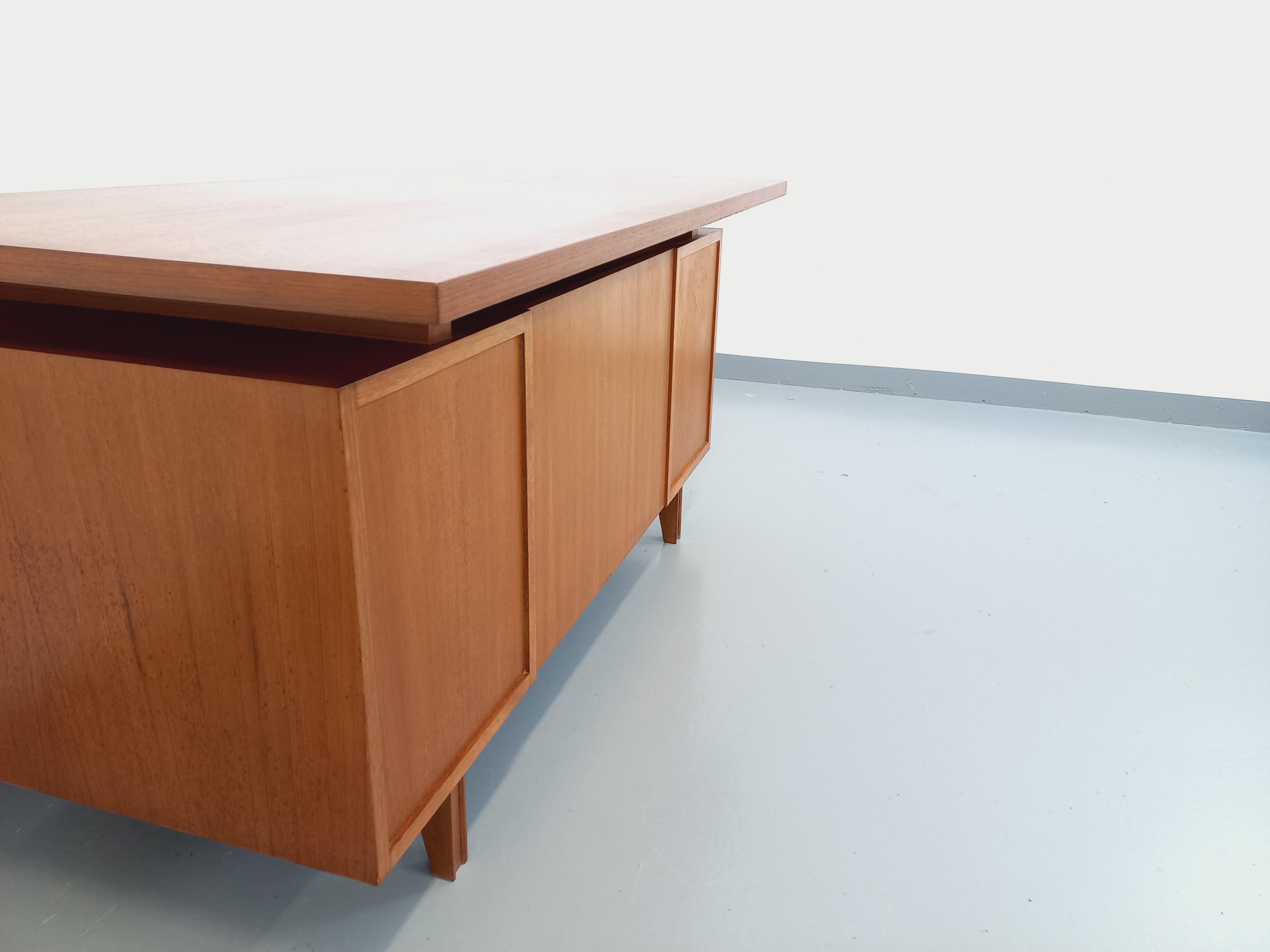 Bureau de direction double-face style scandinave vintage en teck des années 60 11