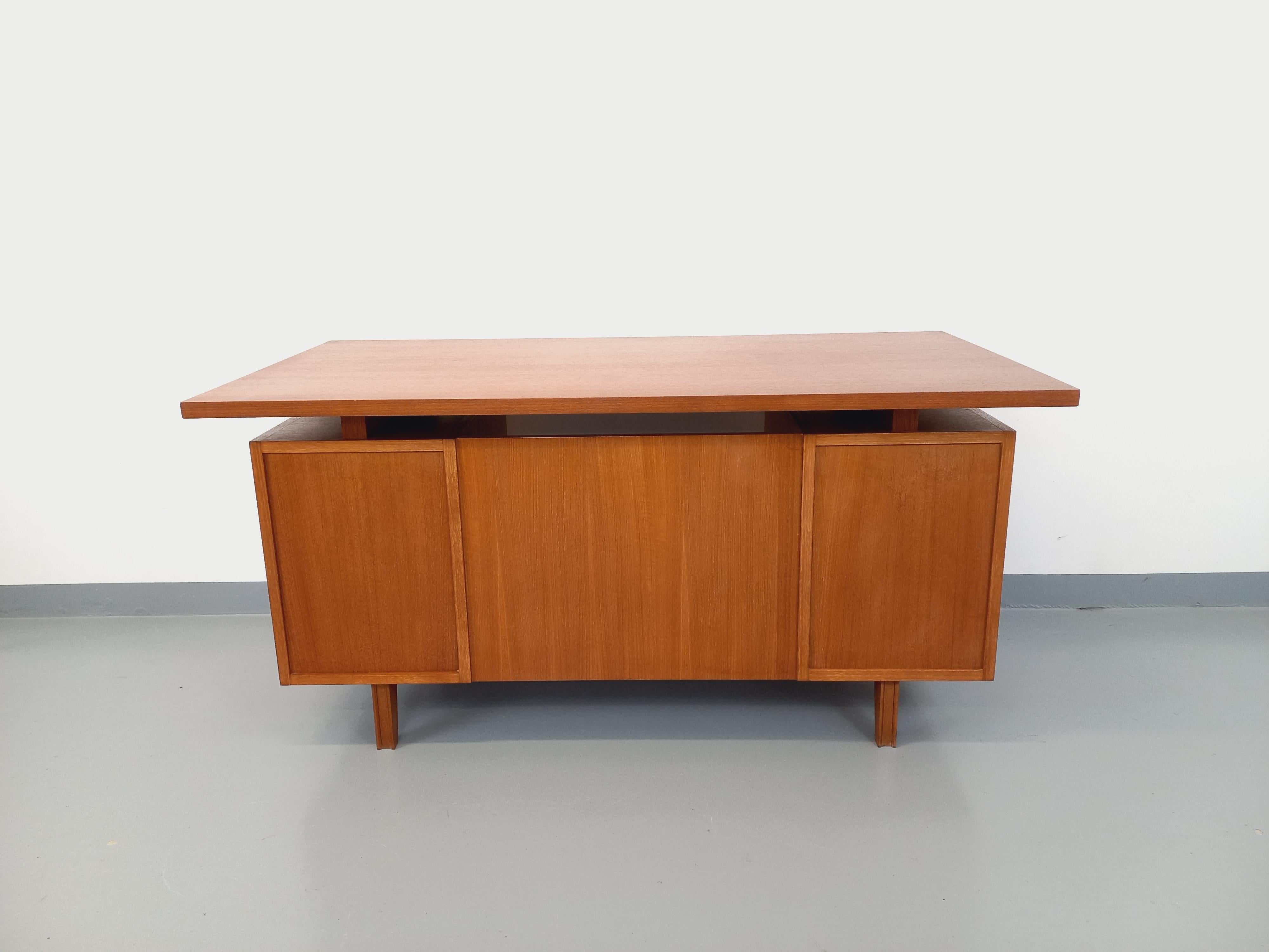 Bureau de direction double-face style scandinave vintage en teck des années 60 12