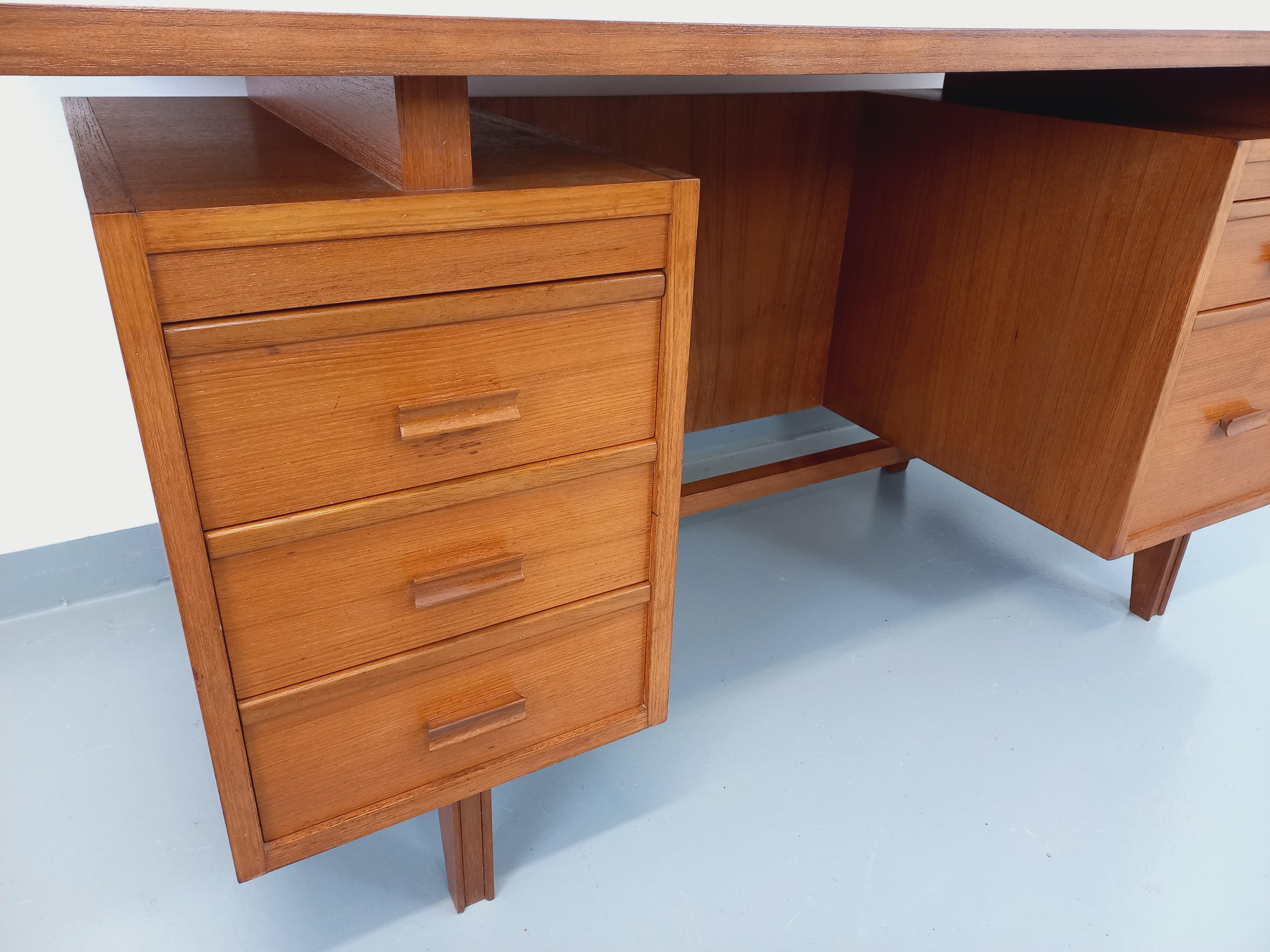 Grand bureau de direction style scandinave vintage des années 60, en teck, double-face pour être placé au centre d'une pièce, pieds compas travaillés, 5 tiroirs à l'avant dont un grand casier, belles poignées, très beau style original mêlant