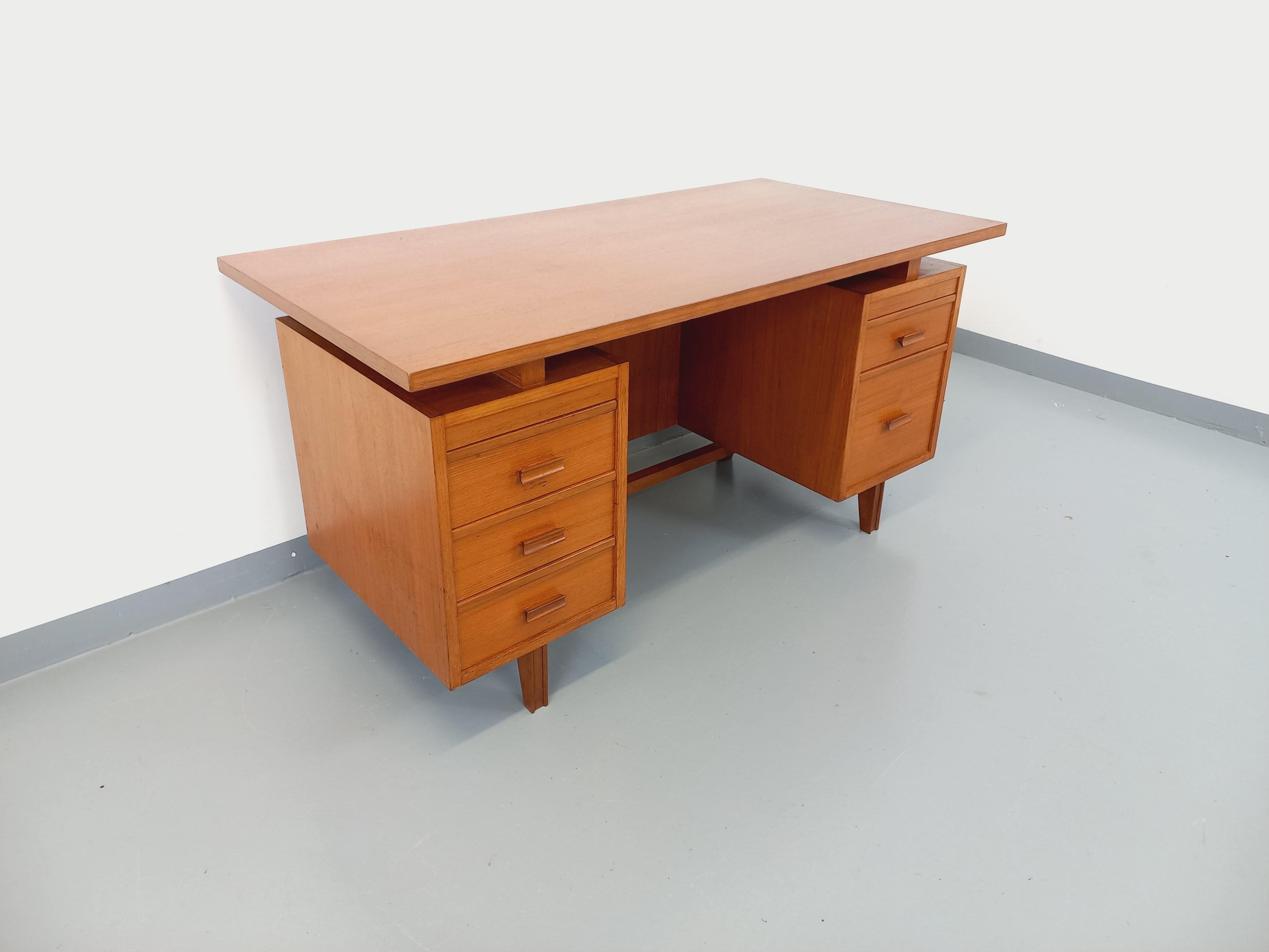 Milieu du XXe siècle Bureau de direction double-face style scandinave vintage en teck des années 60