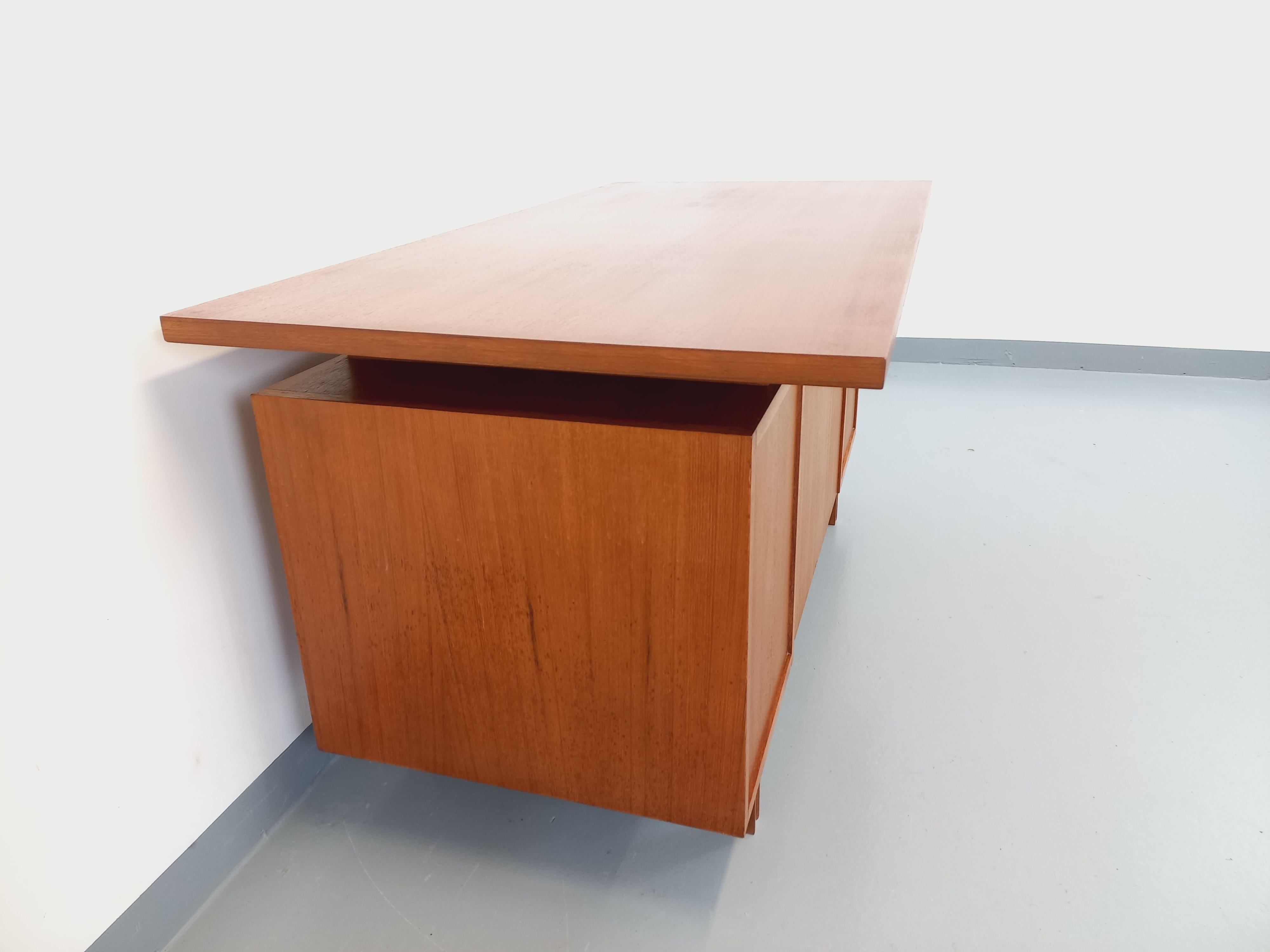 Bureau de direction double-face style scandinave vintage en teck des années 60 2