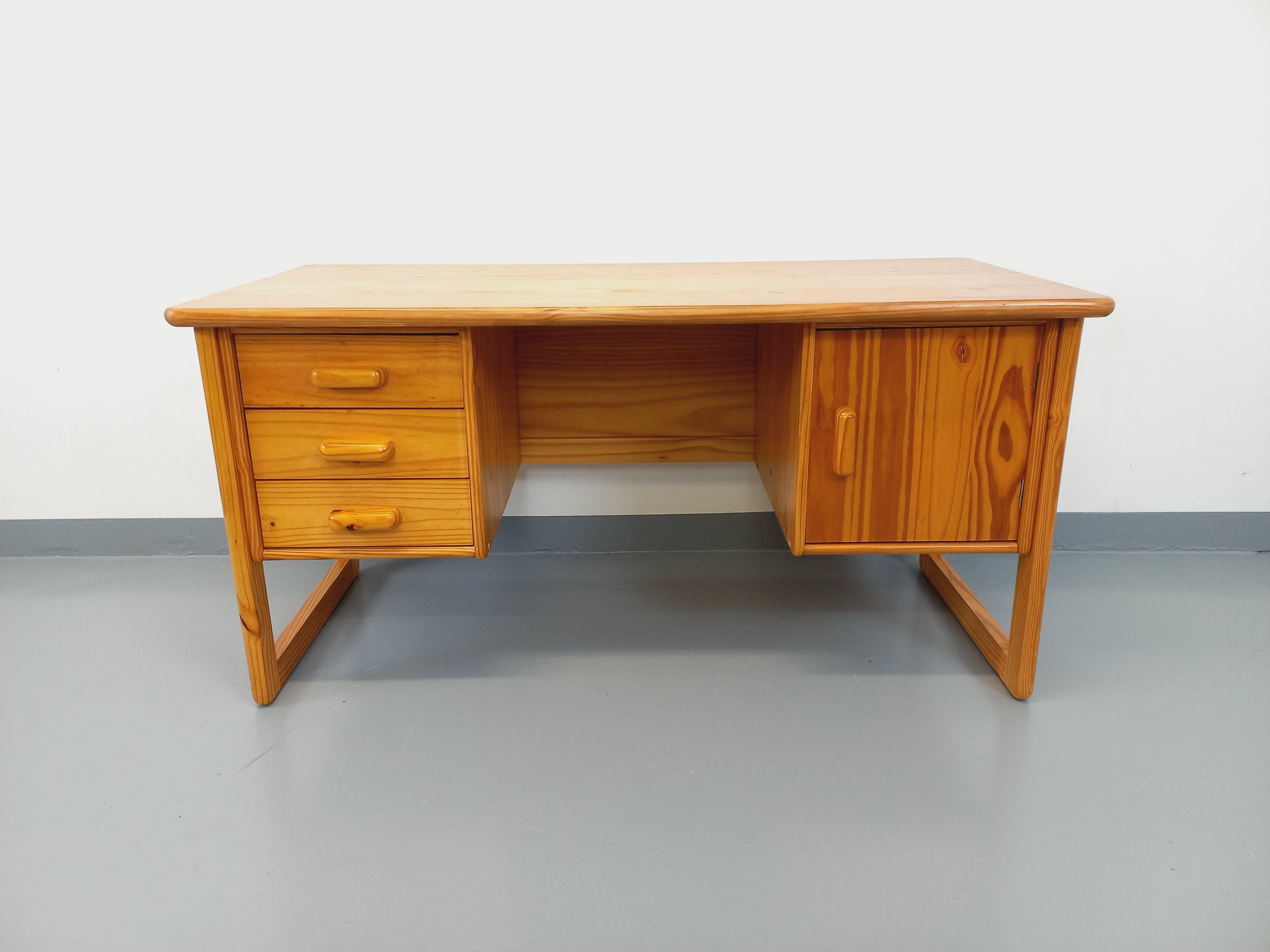 Grand bureau type bureau de direction vintage des années 60 70, en bois de pin, pieds traîneau, un bloc 3 tiroirs et un bloc avec 1 porte, design incroyable, très jolies poignées. Très bon état général avec quelques signes du temps qui passe,