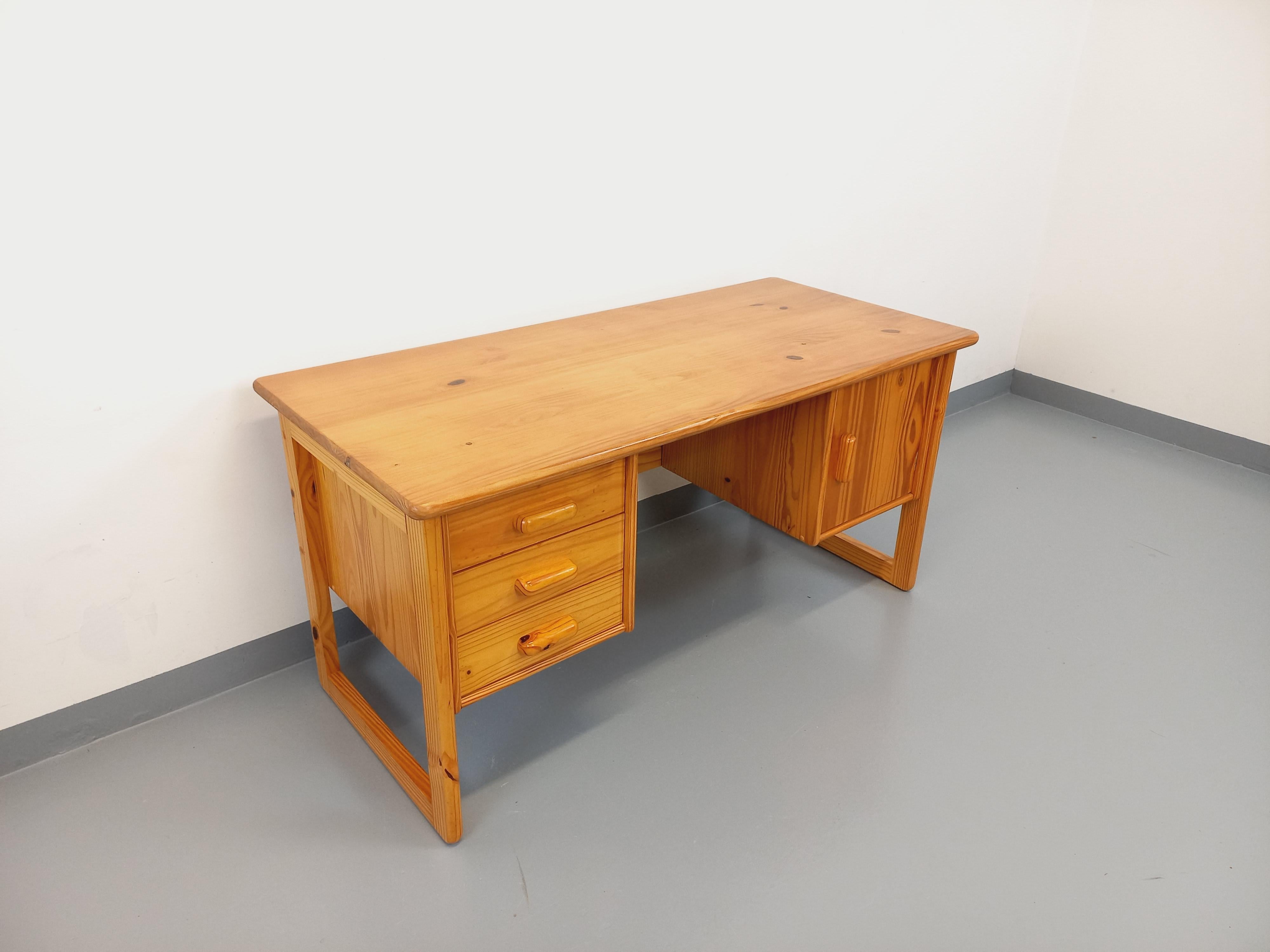 Mid-Century moderno Ufficio di direzione con piedini traîneau vintage in spillo degli anni 60 70 in vendita