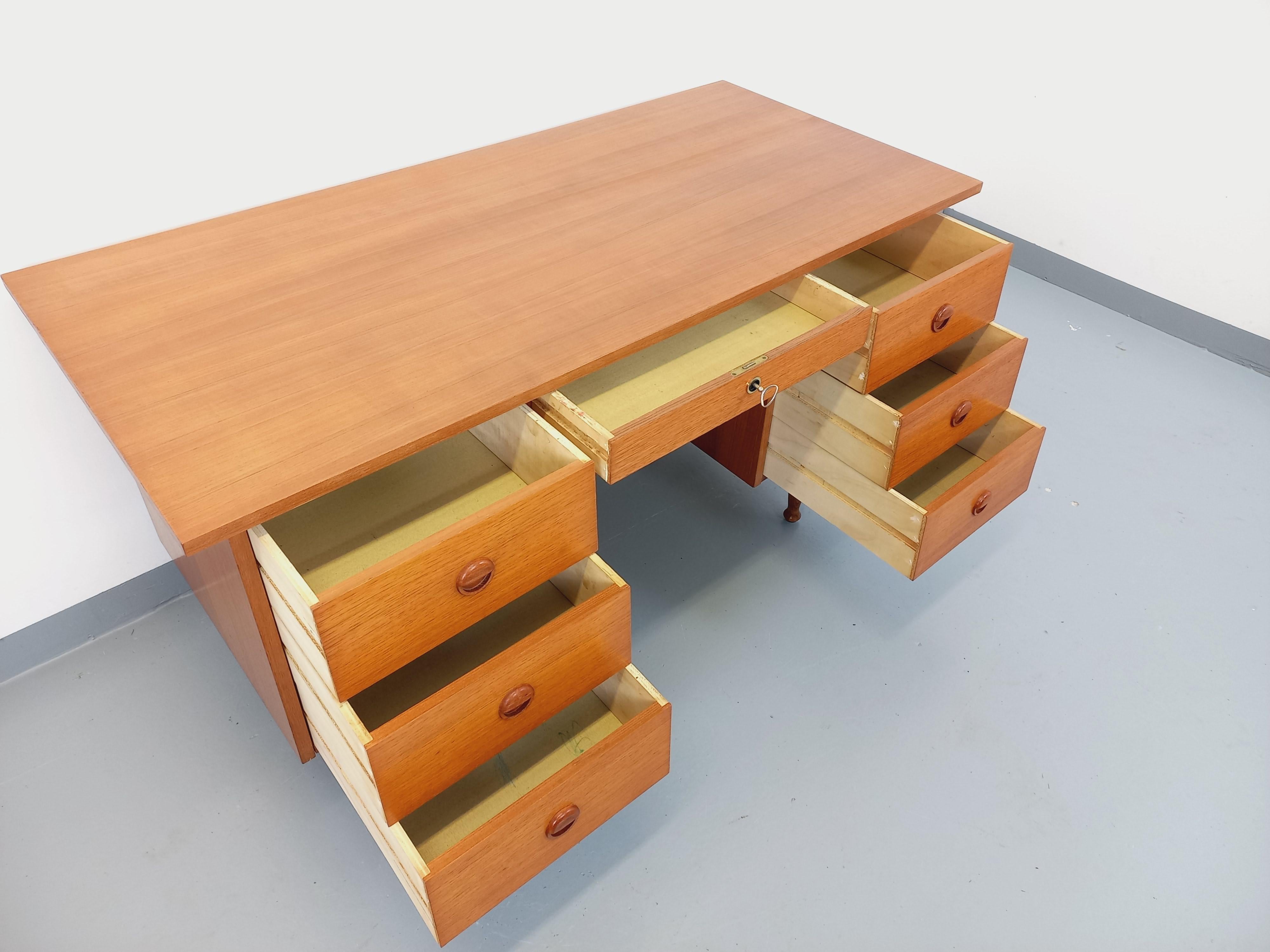 Ufficio di direzione in stile scandinavo vintage degli anni '60, in legno di teck, il dorso è perfettamente lavorato per essere collocato al centro di un mobile, i piedini sono compatti, 6 soffietti con bottoni a pressione in demi-lune, soffietto