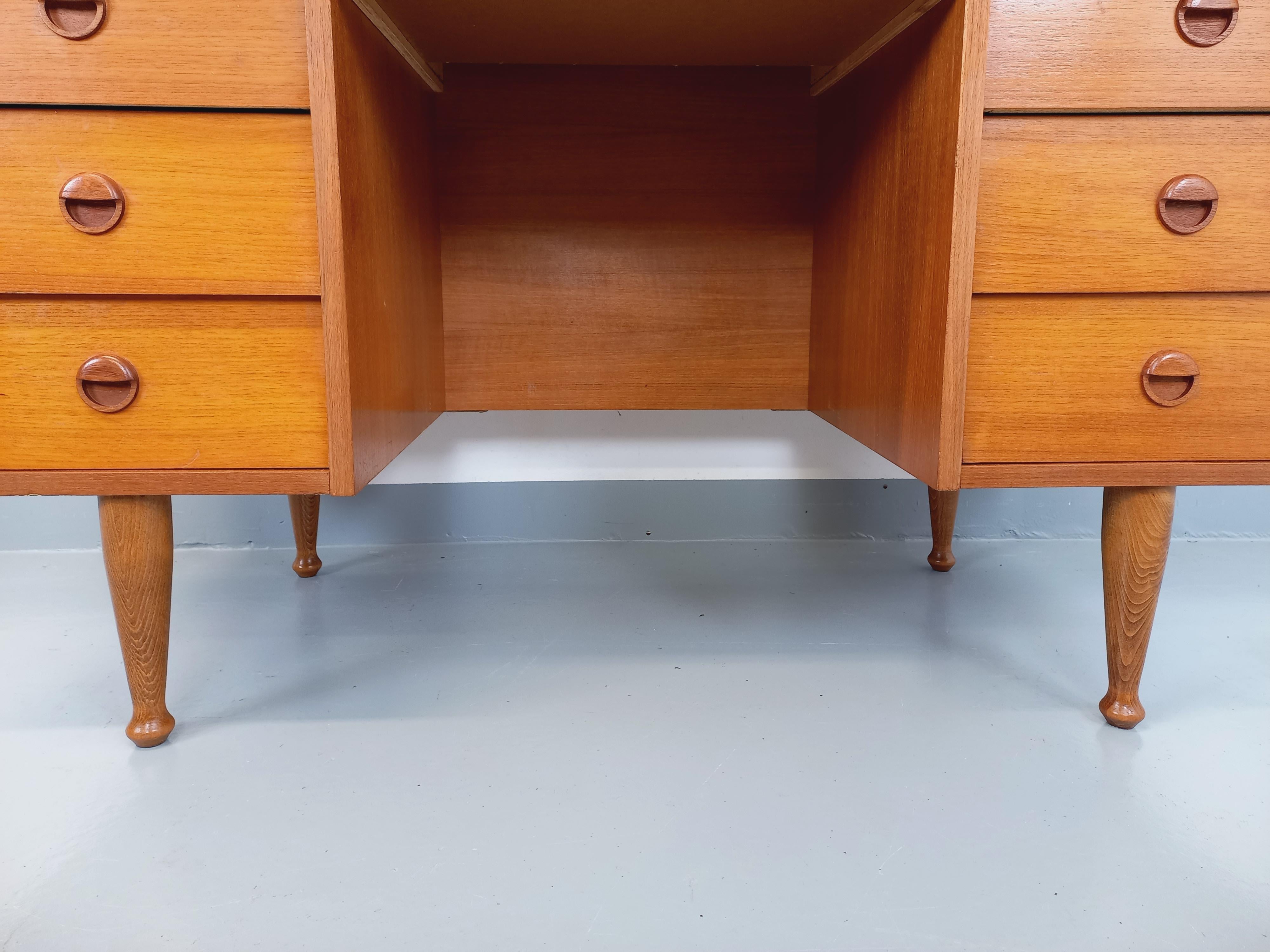 Scandinavo moderno Ufficio di direzione in stile scandinavo vintage in legno degli anni '60 in vendita