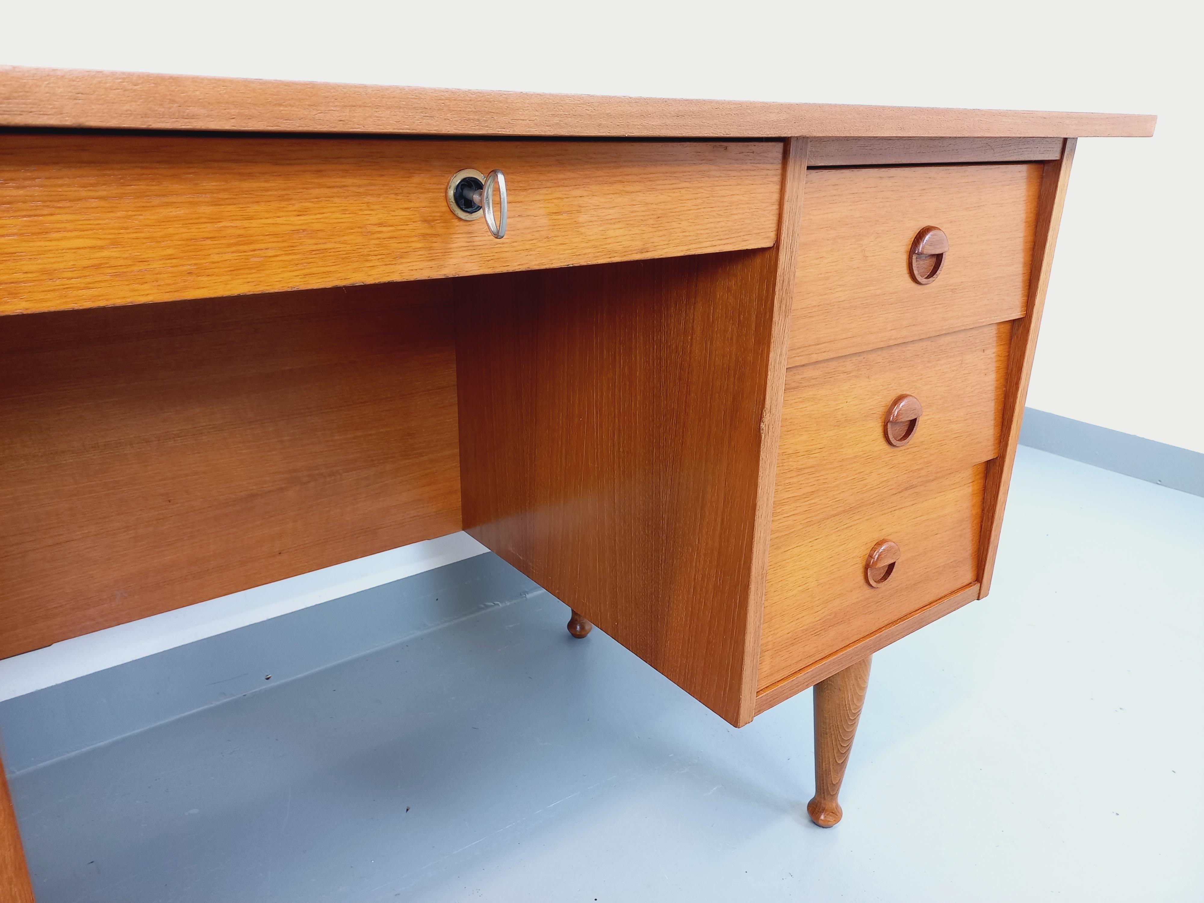Ufficio di direzione in stile scandinavo vintage in legno degli anni '60 In condizioni buone in vendita a BESANÇON, FR