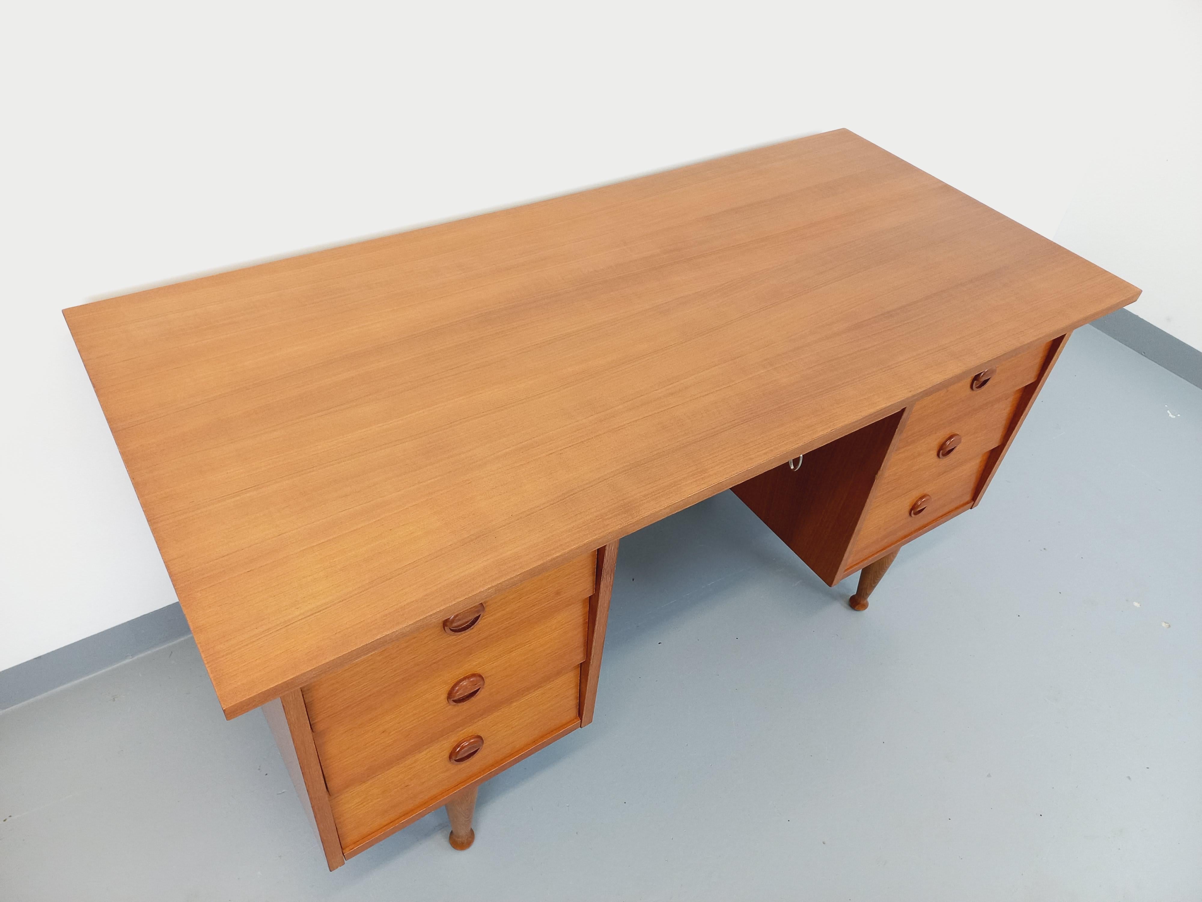 Metà XX secolo Ufficio di direzione in stile scandinavo vintage in legno degli anni '60 in vendita