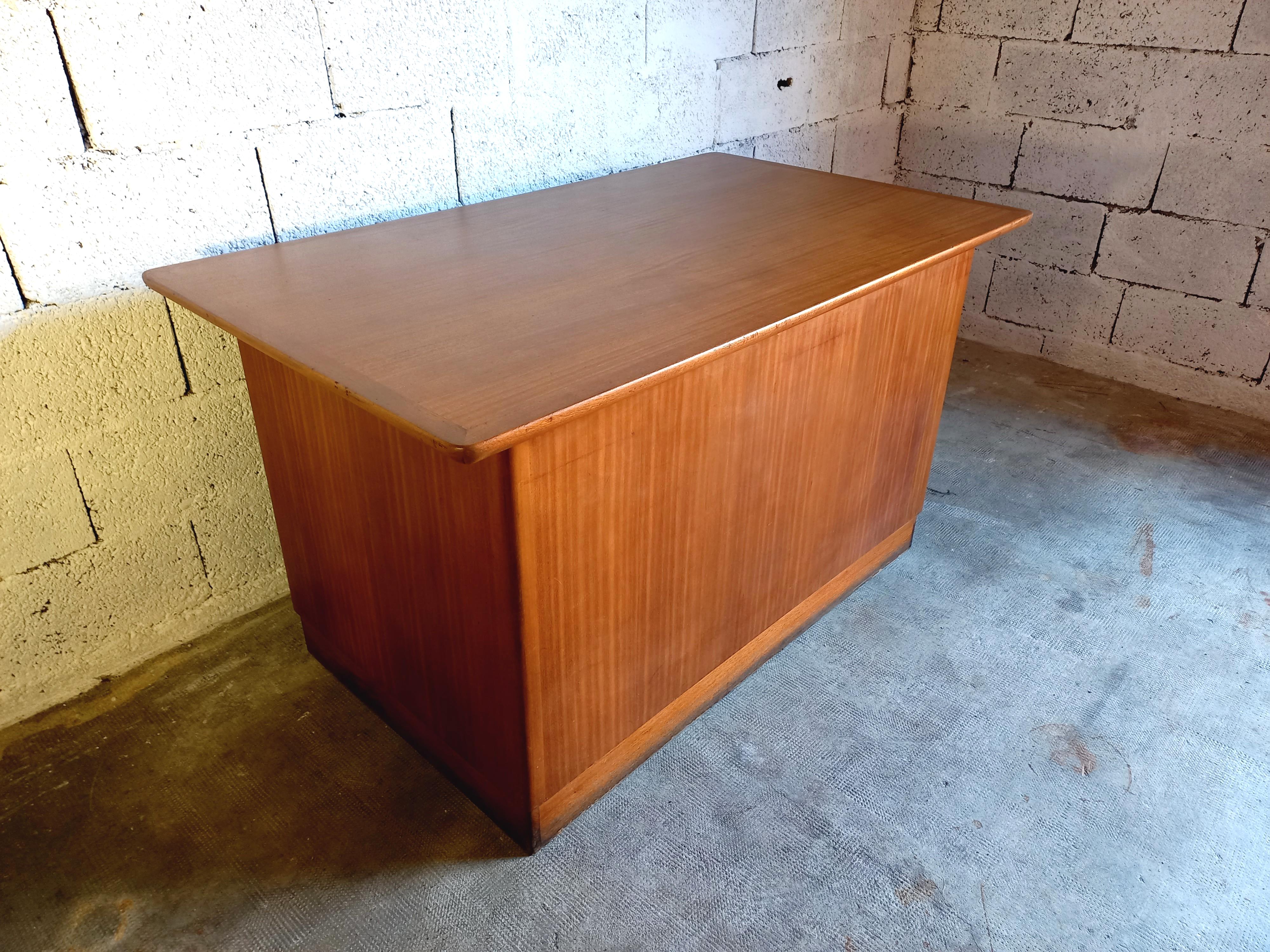 Ufficio di direzione vintage degli anni 50 60, in bois e teck, 3 tiri, buono stato. Può essere utilizzato al centro di un pezzo.
Altezza: 75,5 cm
Dimensioni: 135 cm
Profondeur : 79,5 cm
